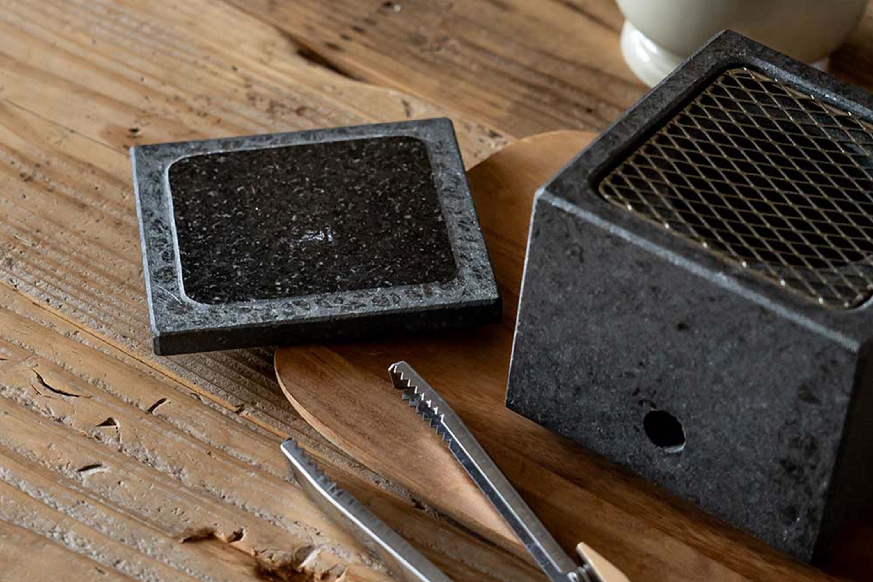 日本御影石(花崗岩)材質的炙燒用石缽爐，用以加熱海鮮風乾食品、年糕、貝類、豆腐蔬菜等，享受食材自然鮮甜的風味。