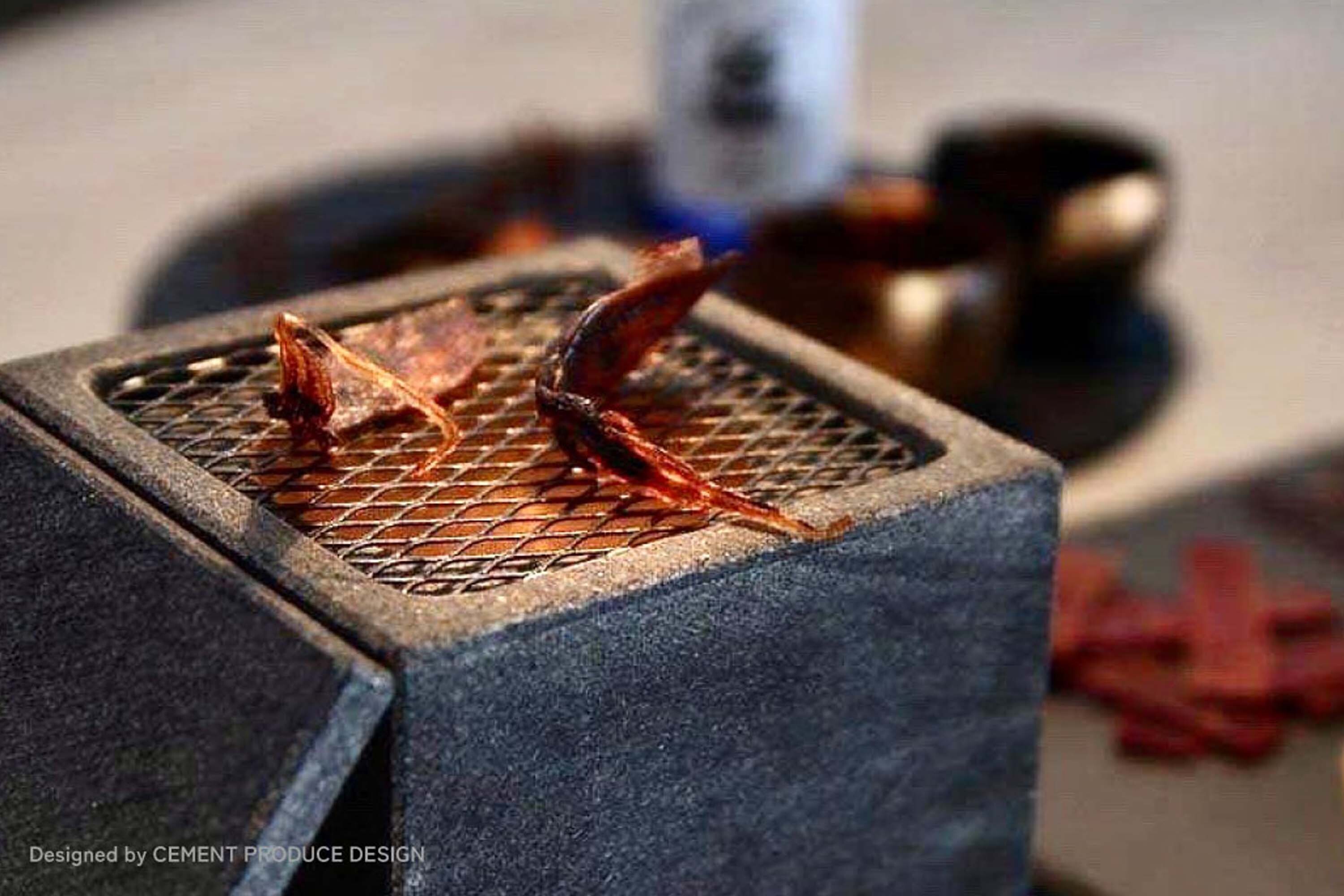 日本御影石(花崗岩)材質的炙燒用石缽爐，用以加熱海鮮風乾食品、年糕、貝類、豆腐蔬菜等，享受食材自然鮮甜的風味。