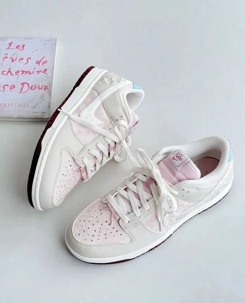 KTQ STORE ‧ Nike Dunk Low 情人節限定奶油淺粉 寶寶藍 毛絨勾愛心蝴蝶結 IQ1145-610