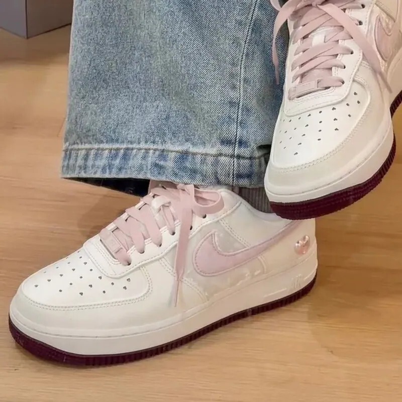 iSNEAKERS｜Nike Air Force 1 情人節2026 粉色愛心絨毛女鞋 IQ4937-161