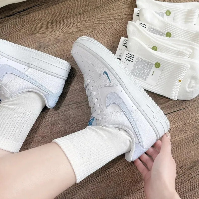 iSNEAKERS｜Nike Air Force 1 07 AF1 刺繡小勾小藍勾 白藍 寶寶藍 HV2511-100