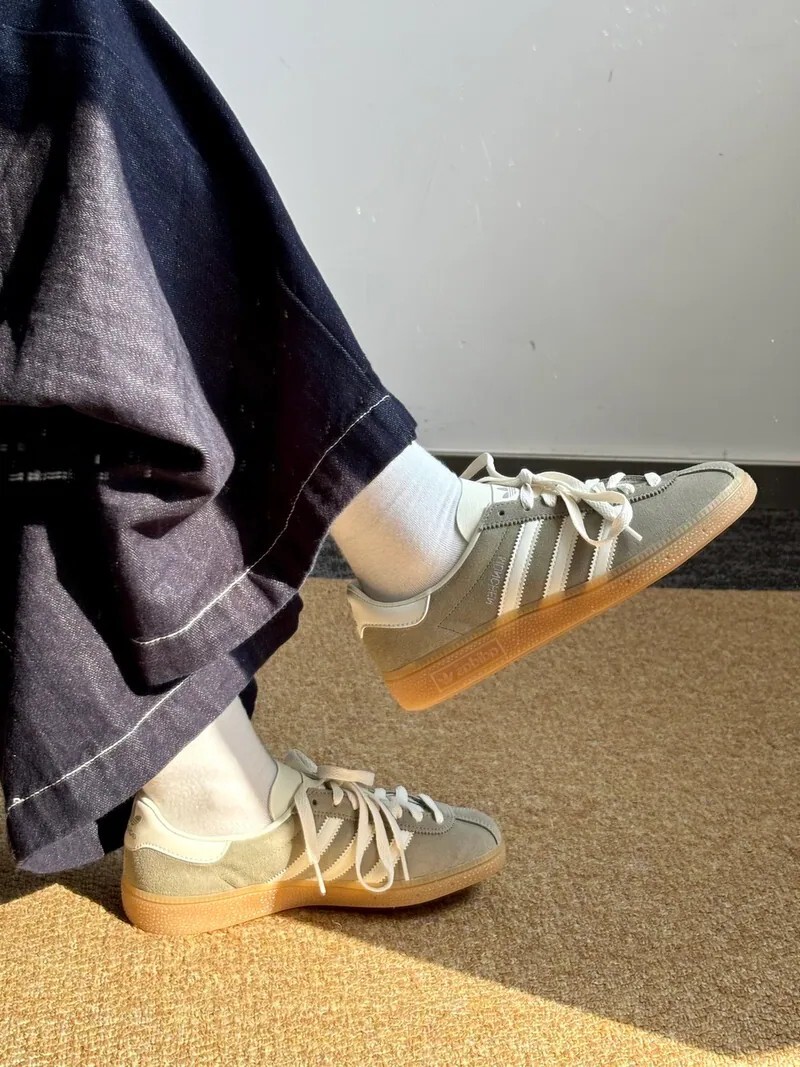 iSNEAKERS｜Adidas Originals Muenchen 銀灰石 白色 女款 復古 低筒 麂皮鞋 JS3990