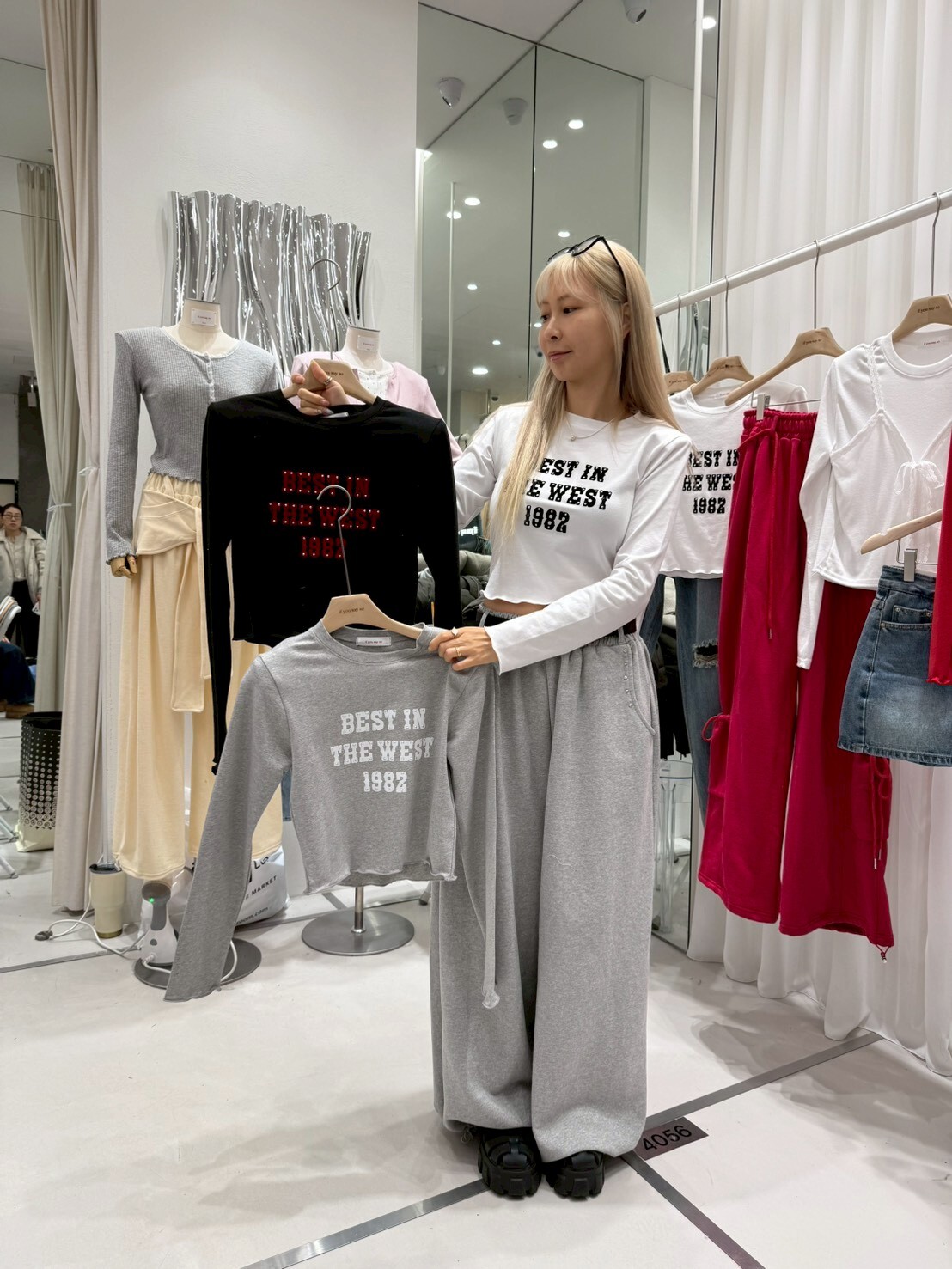 IS5514 鉚釘字母短版上衣 *特價* (優惠碼同充值購物金不適用)