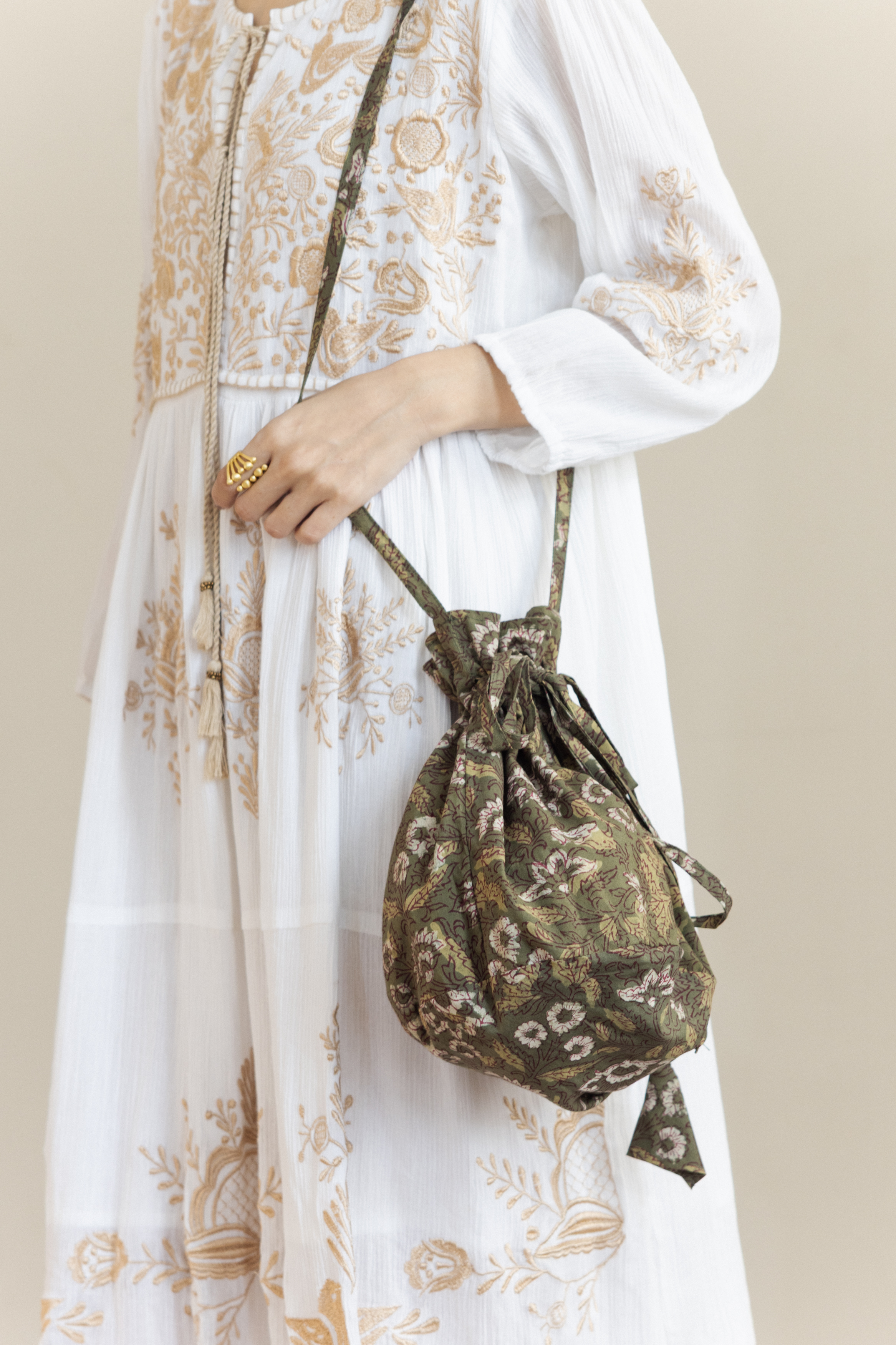 斜背可愛小球包_綠褐花