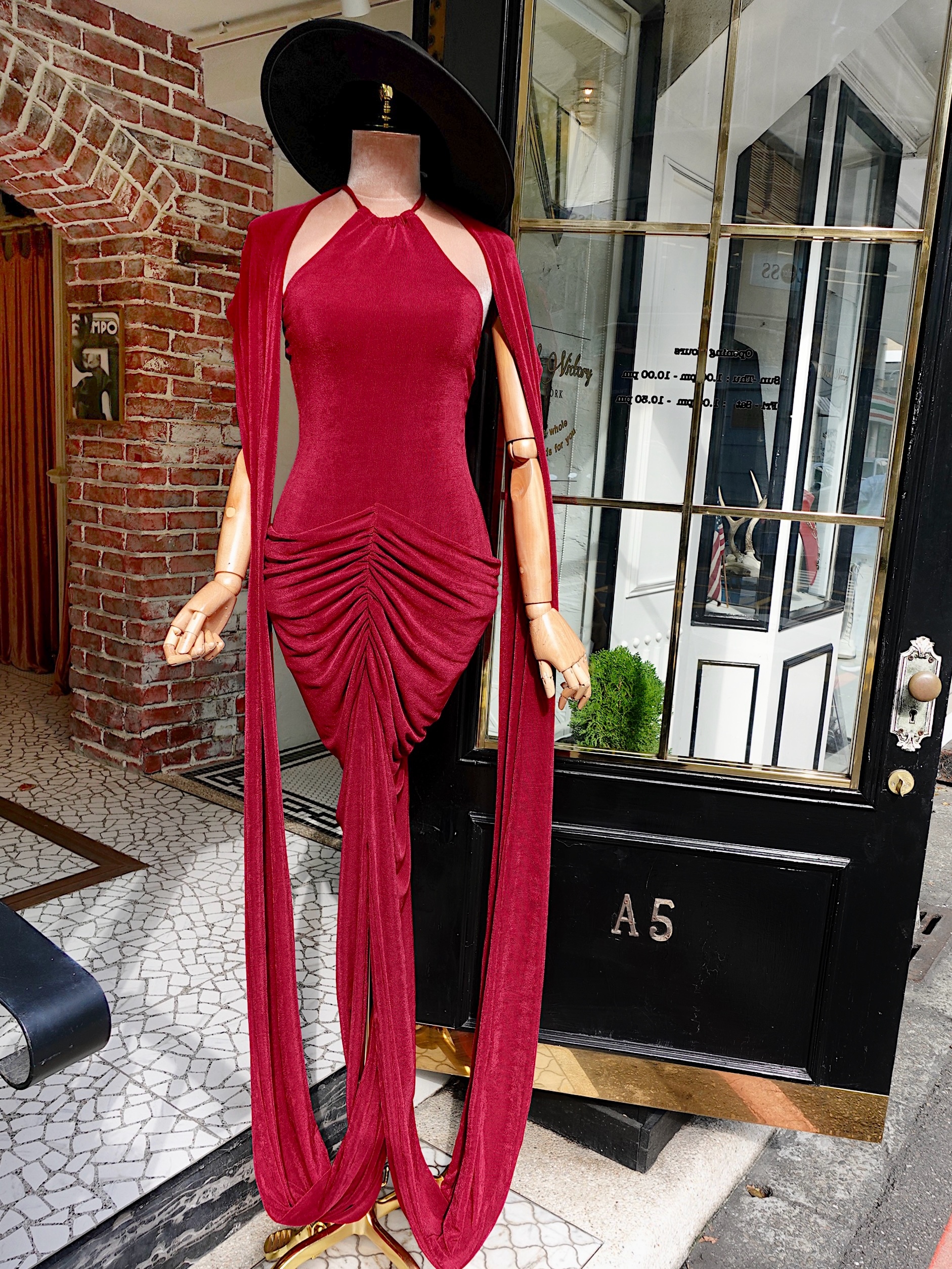 Burgundy勃根地酒紅色抓皺露背垂墜長披肩Long Dress