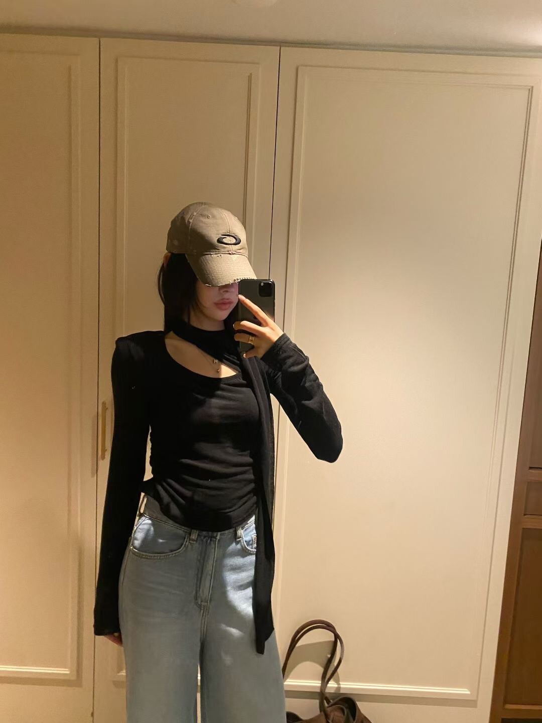 多穿法鏤空繞脖織帶側抓摺造型長袖上衣 / 4色