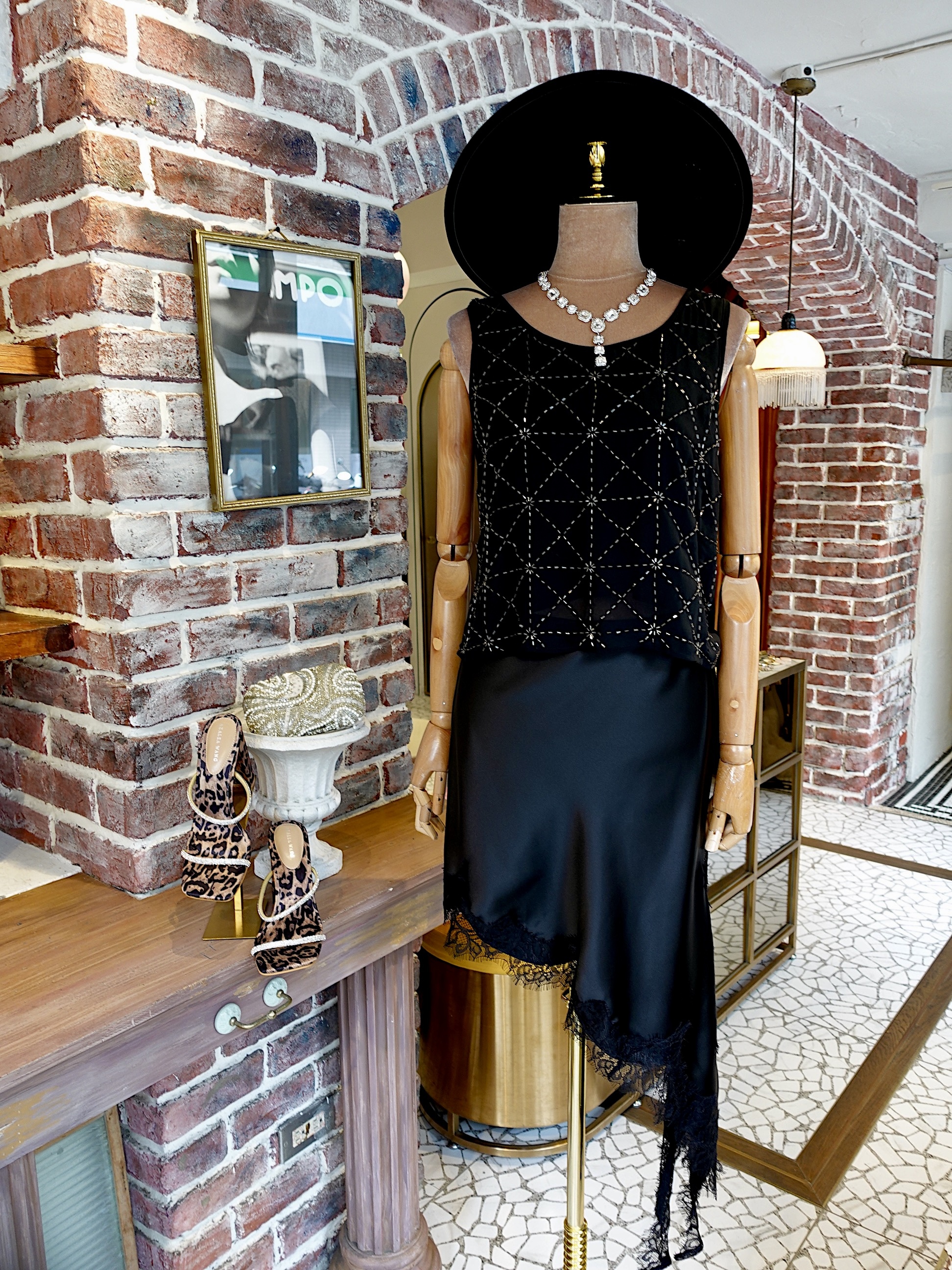 Little Black黑色高腰緞面不對稱蕾絲Skirt