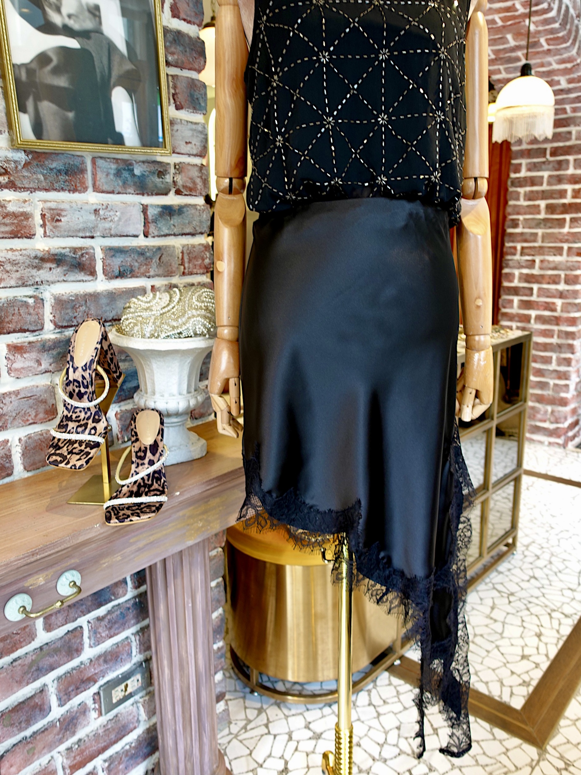 Little Black黑色高腰緞面不對稱蕾絲Skirt