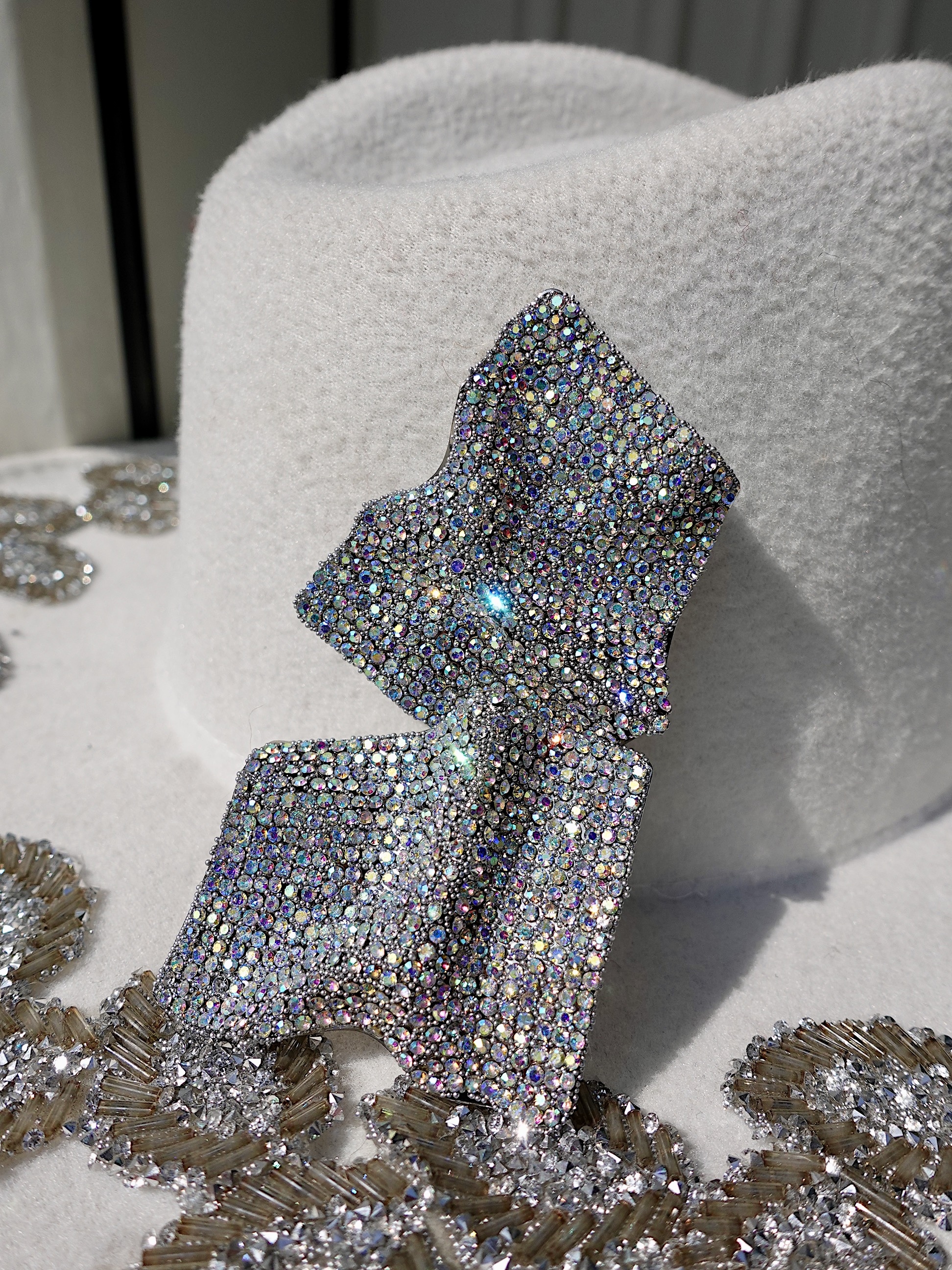 Dream Glam粉彩水鑽波浪方耳環