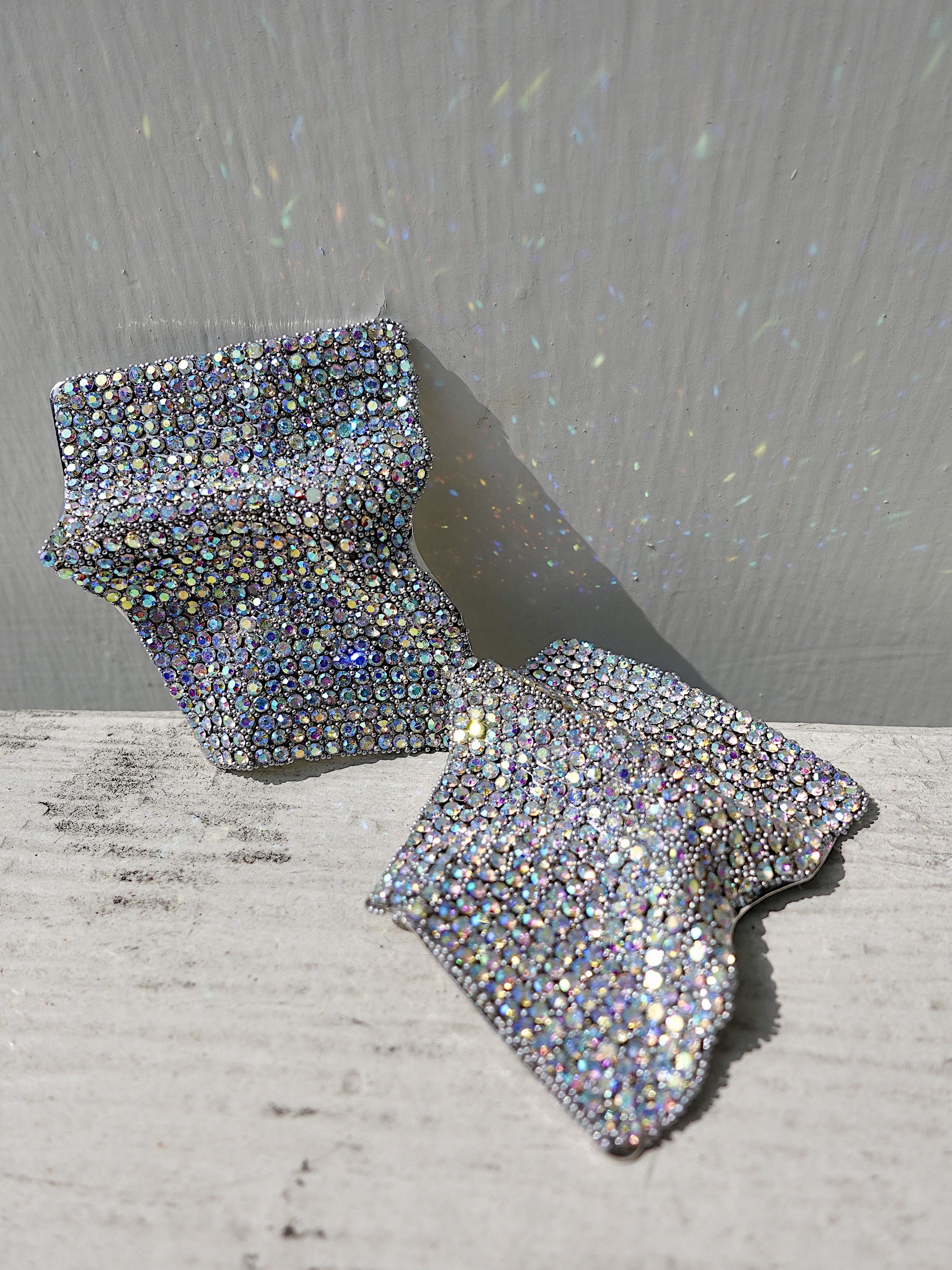 Dream Glam粉彩水鑽波浪方耳環