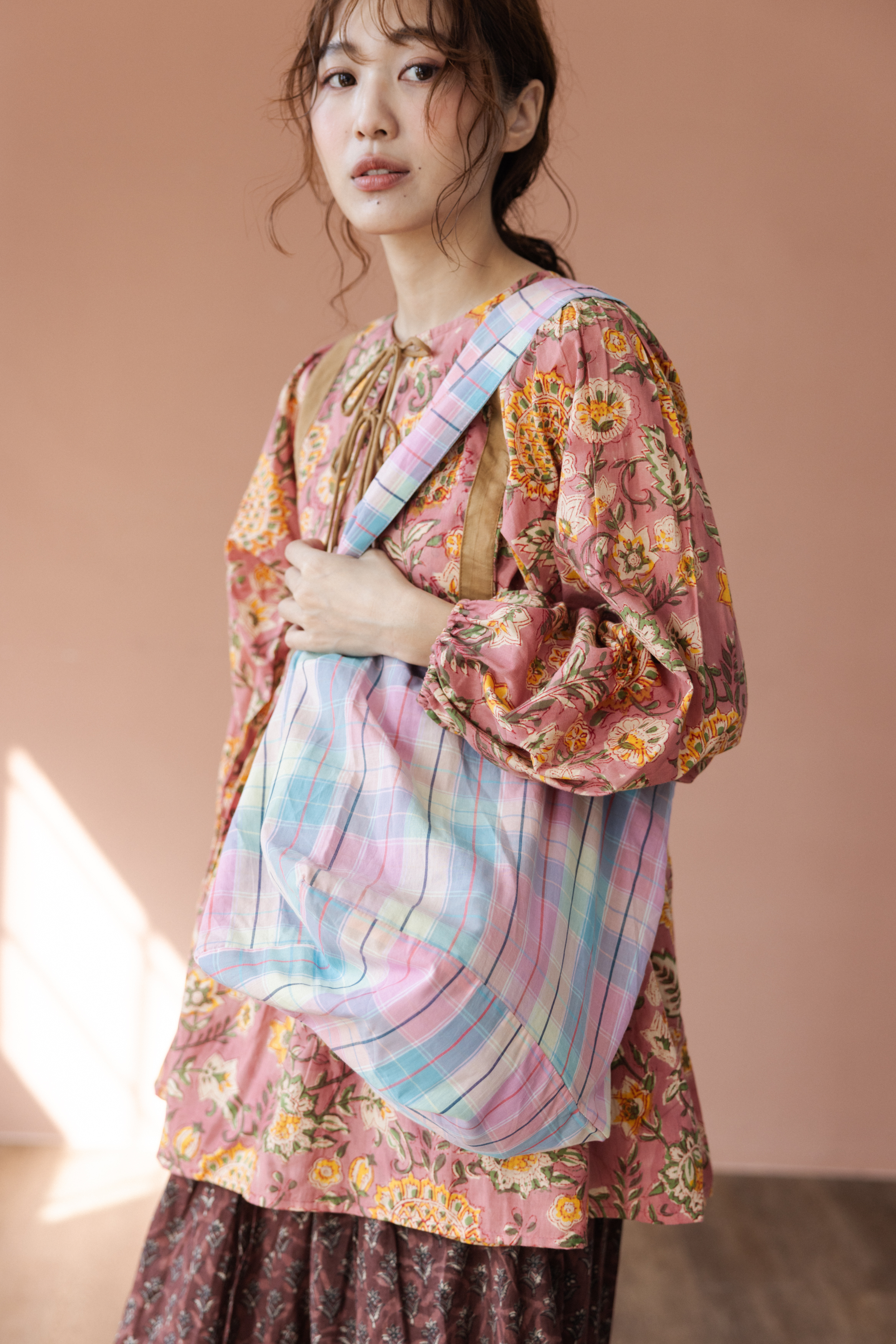 交叉手提立體包_粉黃藍格