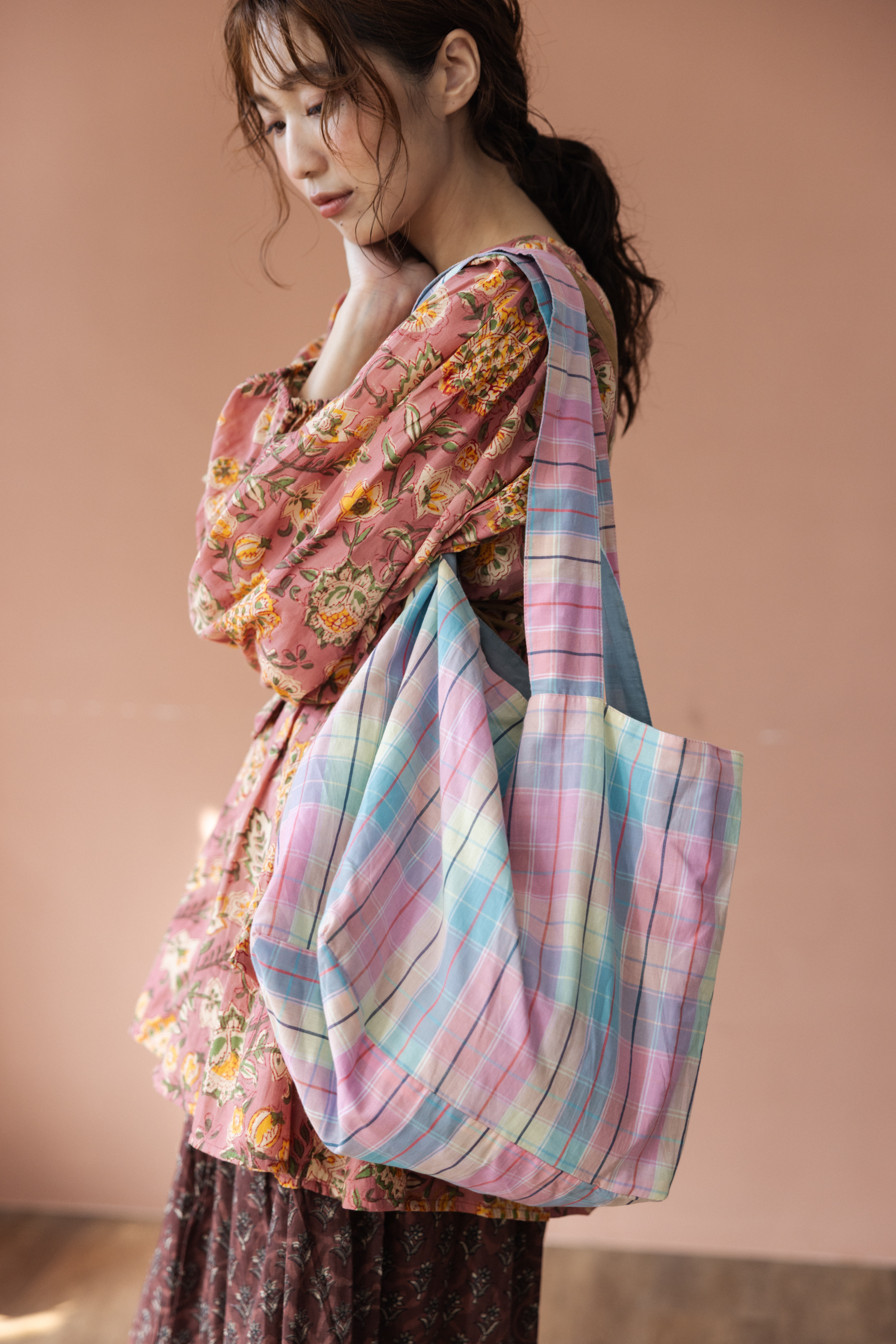 交叉手提立體包_粉黃藍格