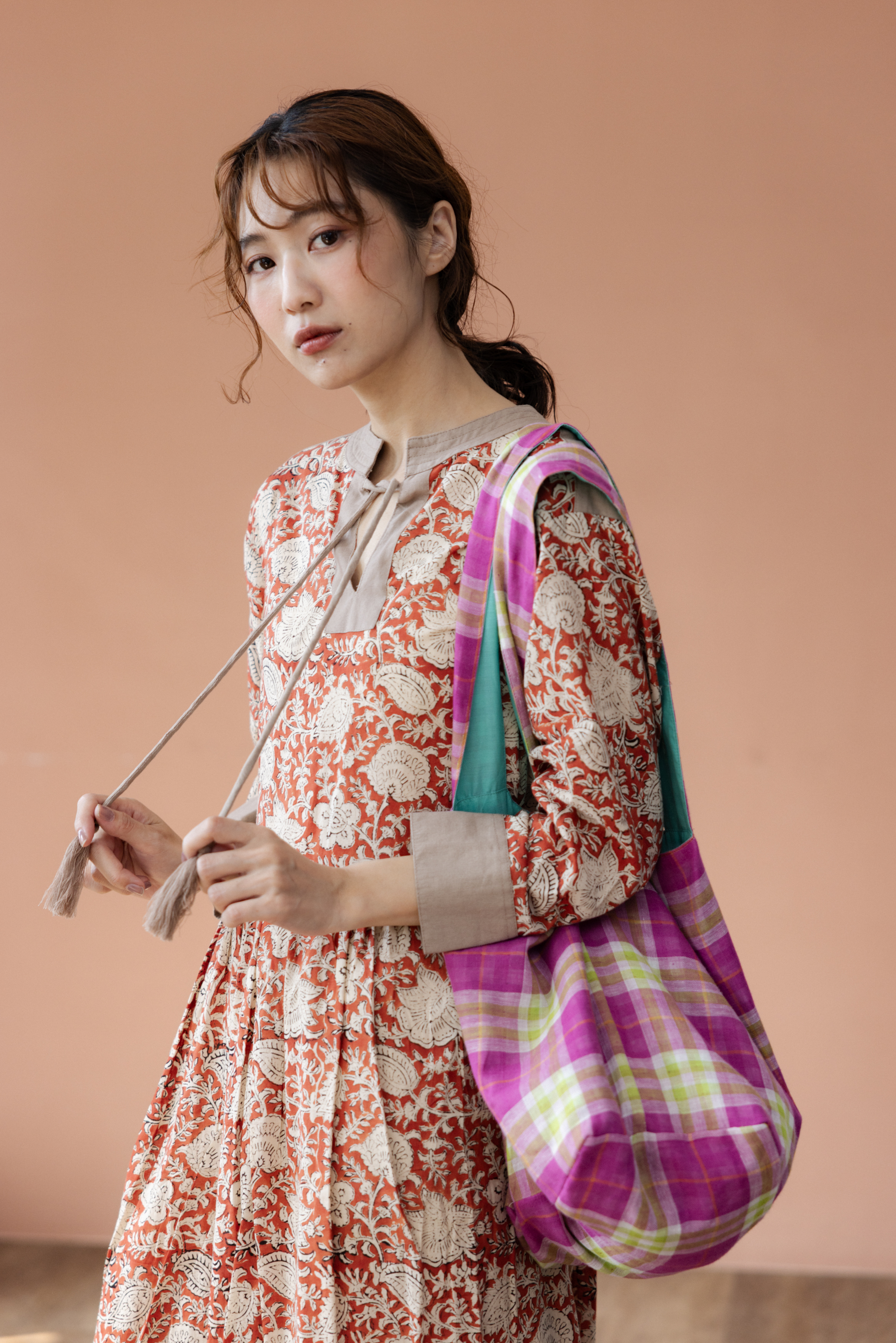 交叉手提立體包_桃紅格