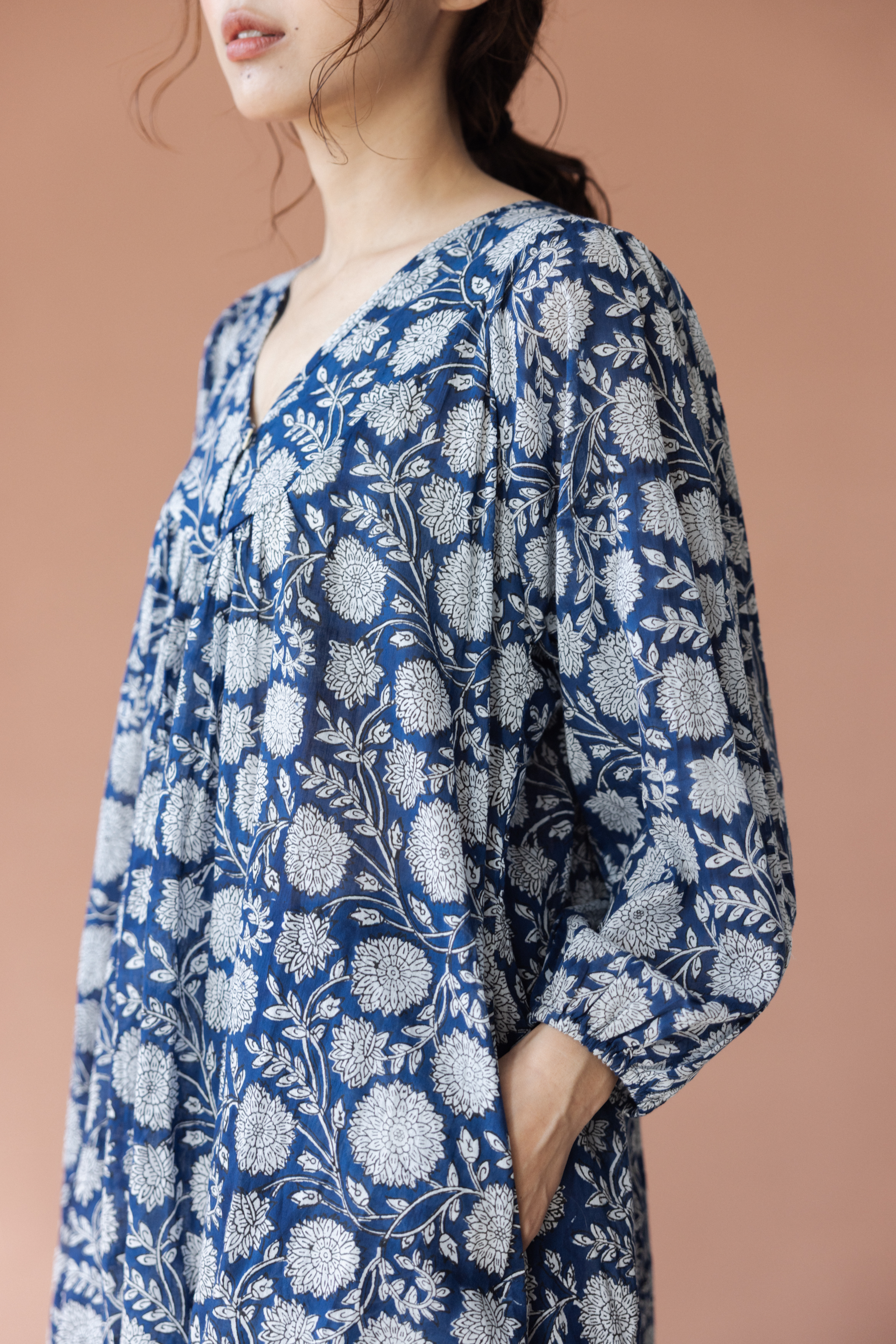 V領排扣洋裝_藍花