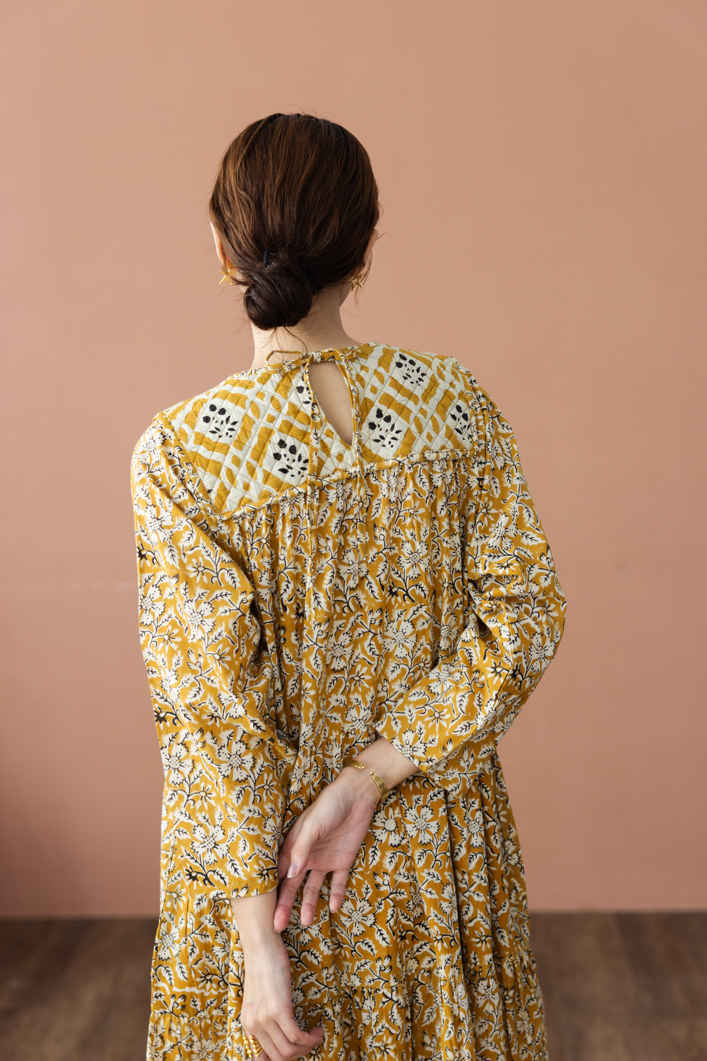 圓領鋪棉後綁帶長袖長洋裝_黃