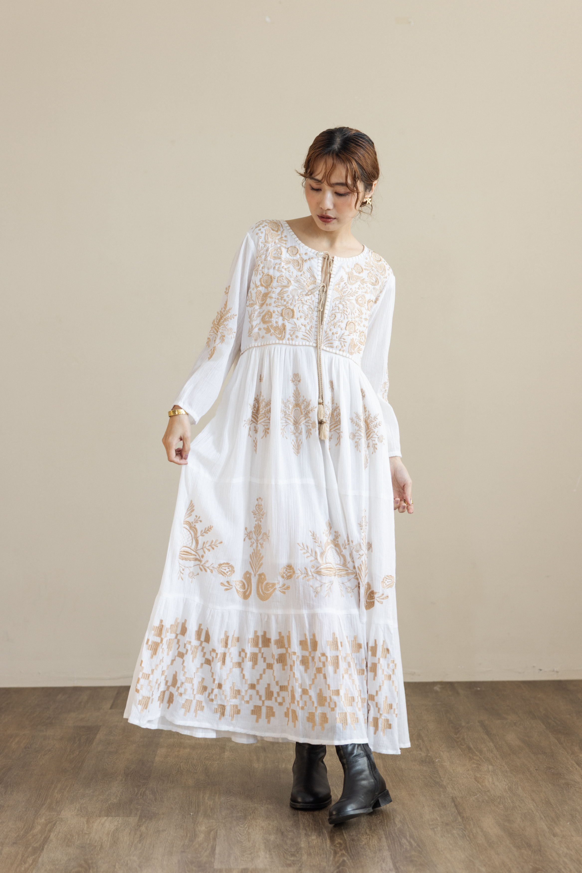 前綁帶刺繡長洋裝_奶茶色線