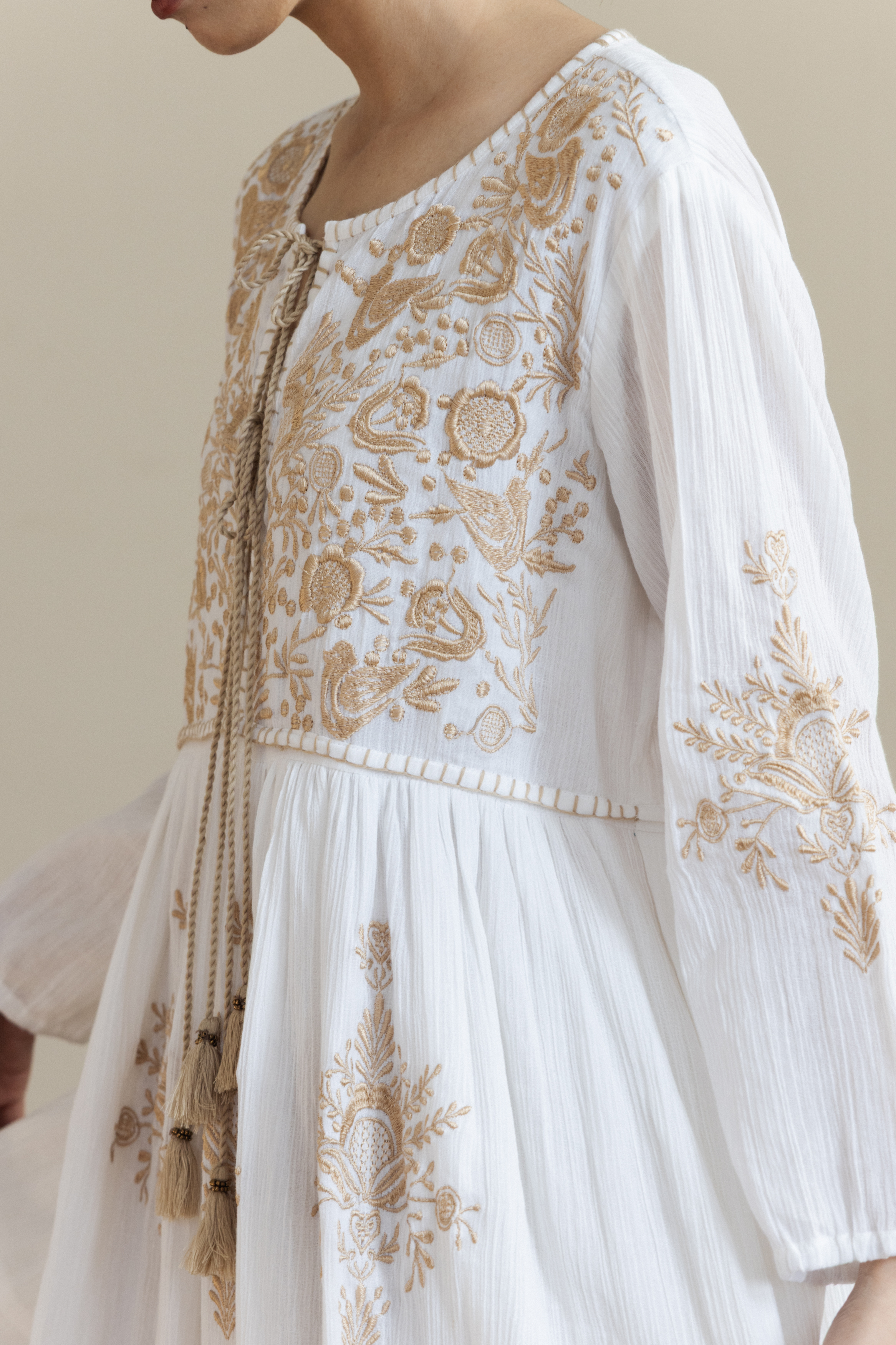 前綁帶刺繡長洋裝_奶茶色線