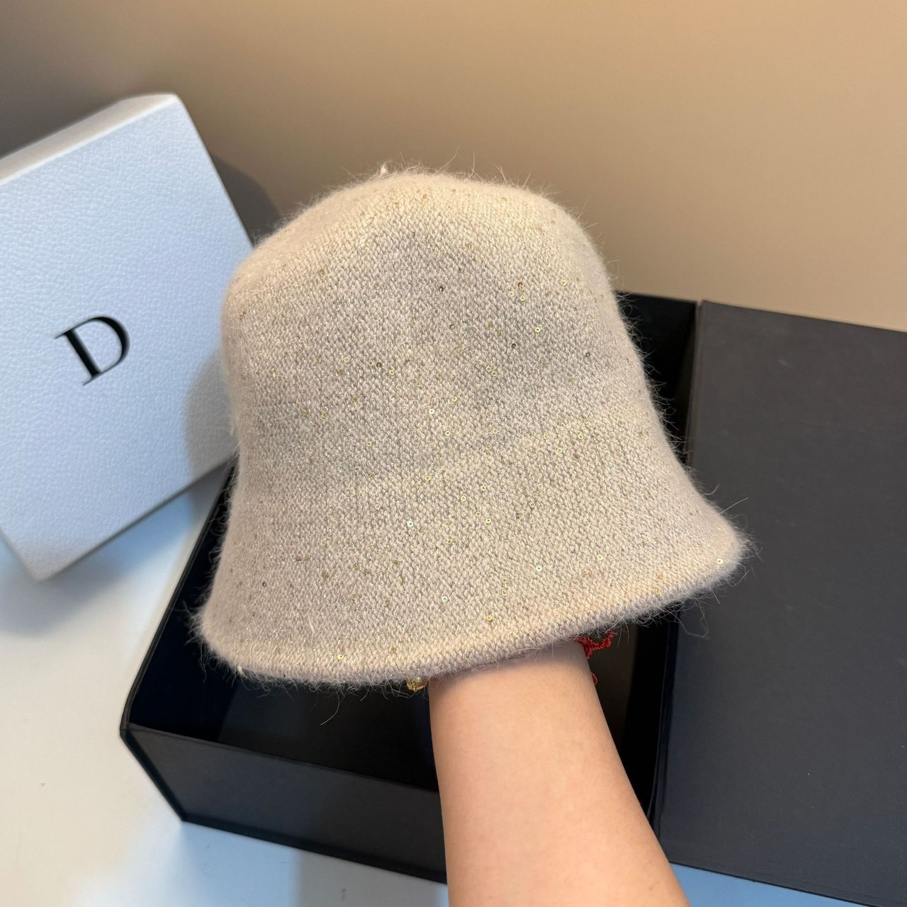 No.9236羊兔毛亮片盆帽