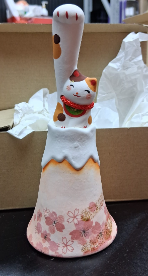 DR260203-R17-紅富士，那隻直達天際的招財貓 (幅12.5×奥行7.5×高16.5cm)(2月23號開始到新蒲崗倉庫自取)