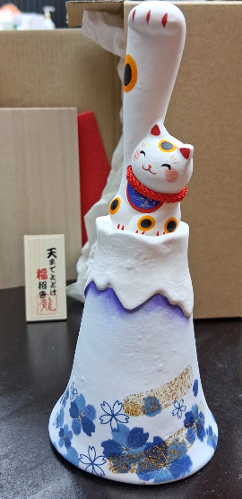 DR260203-R18-觸及天空，招財貓藍富士(幅12.5×奥行7.5×高16.5cm)(2月23號開始到新蒲崗倉庫自取)