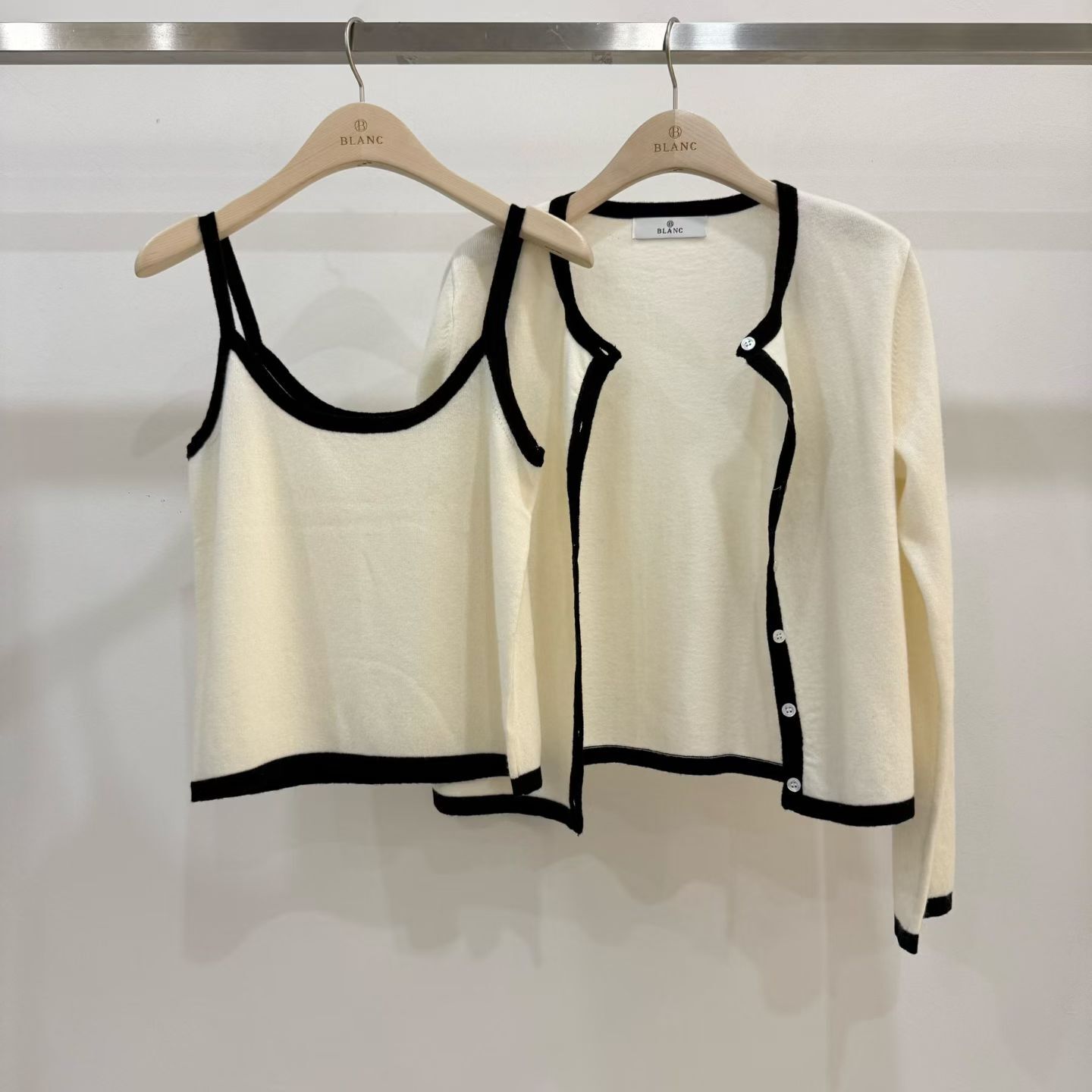 MB5501 純羊毛黑邊針織套裝 *特價* (優惠碼同充值購物金不適用)