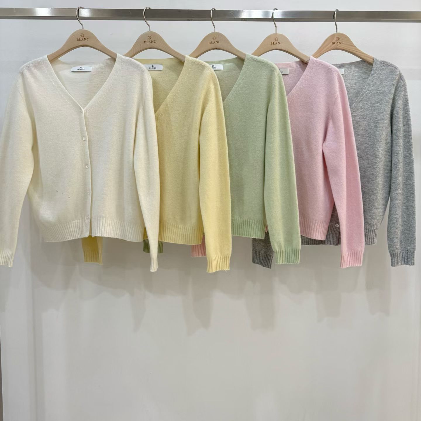 MB5503 純羊毛V領針織小外套 *特價* (優惠碼同充值購物金不適用)