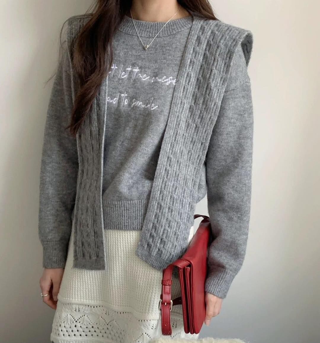 【柔軟親膚的刺繡字母批肩針織上衣】（現貨）