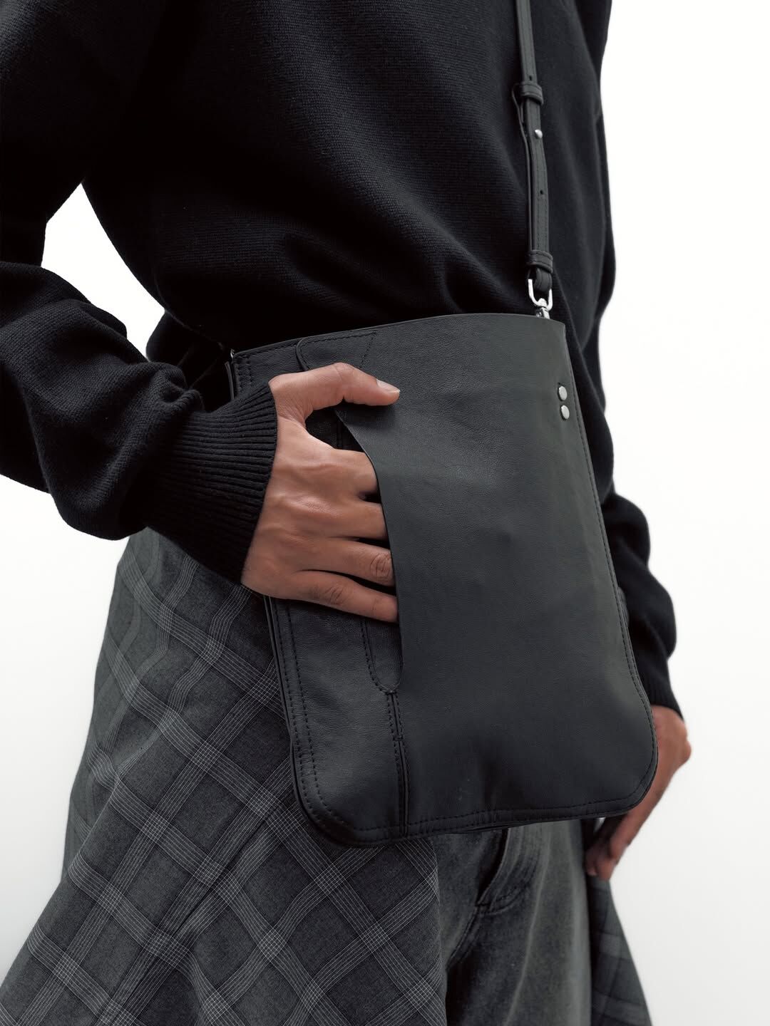 1dyLL｜1DS Dimple Flap Crossbody (Black Calf Leather)