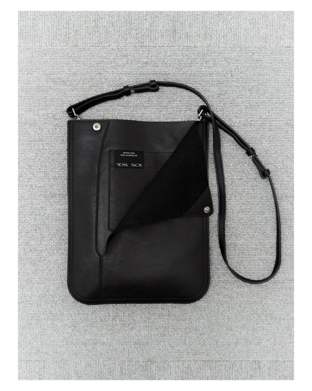 1dyLL｜1DS Dimple Flap Crossbody (Black Calf Leather)