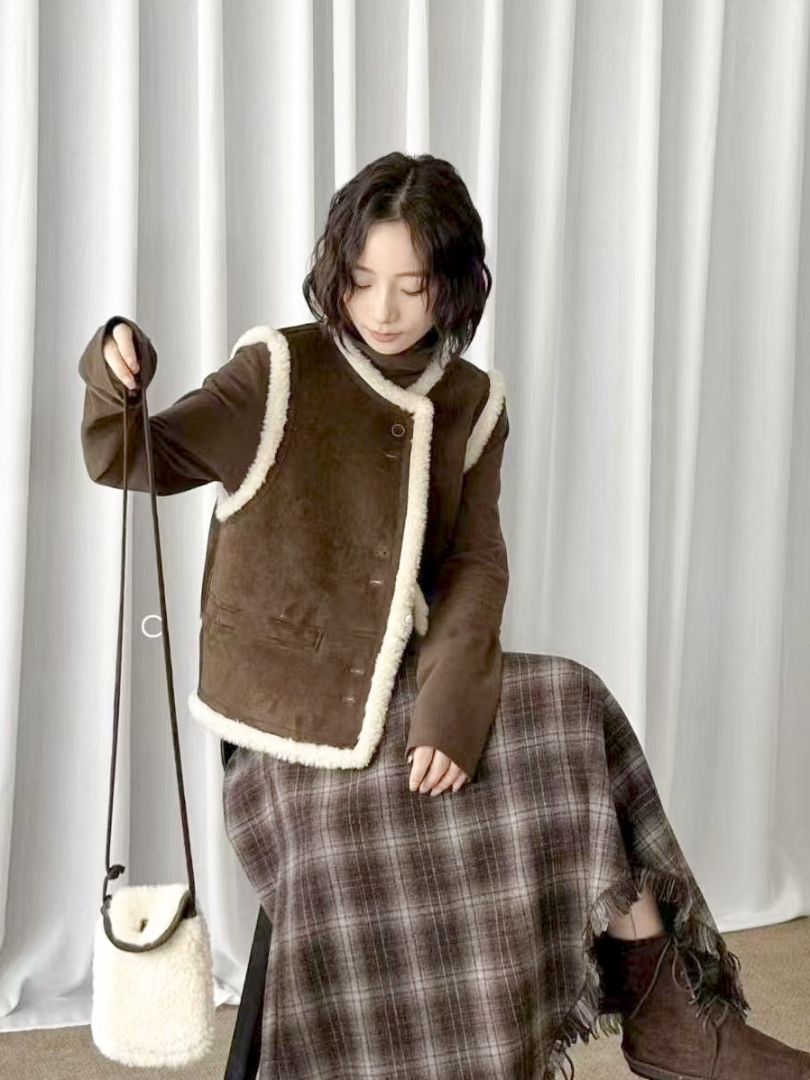 溫柔系減齡★仿麂皮感滾邊羊羔絨背心 (附包包) ⚡️限量 搶現貨 ⚡️