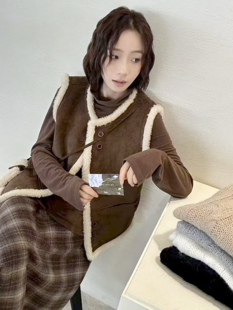 溫柔系減齡★仿麂皮感滾邊羊羔絨背心 (附包包) ⚡️限量 搶現貨 ⚡️