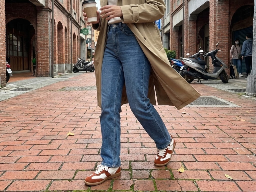 法式復古穿搭示範，Sanly Joy 蘋果牛奶配色德訓鞋搭配丹寧褲，紅色與米色拼接設計展現 French Chic 風格。