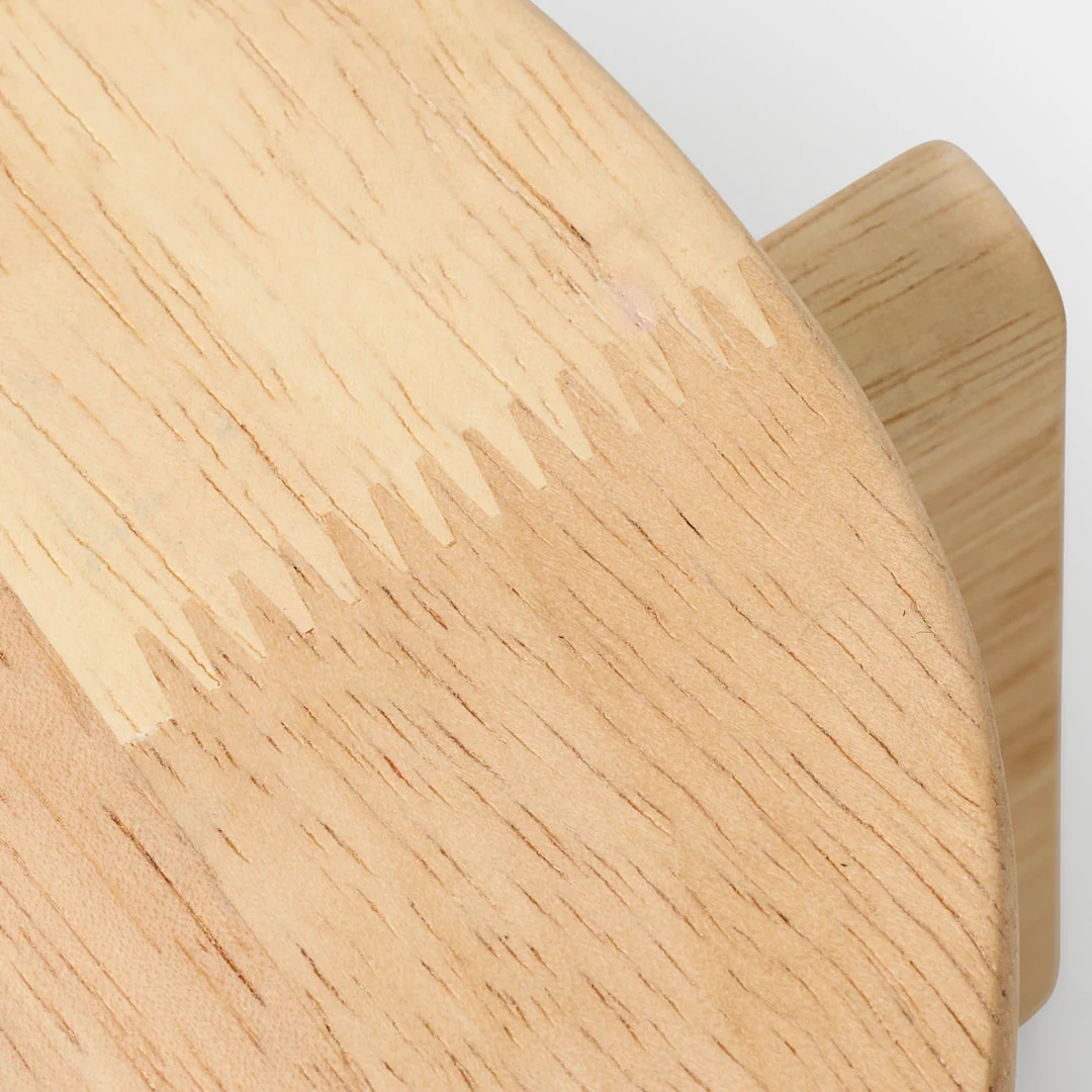 Areaware Pete Oyler-桌型花架，兩塊實心山毛櫸木以流暢的榫卯結構完美契合，簡潔優雅