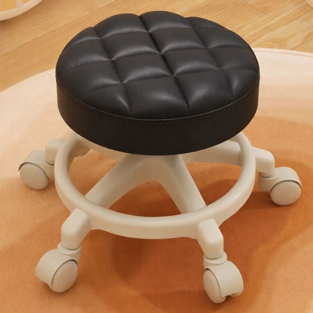 靜音滑輪矮凳 圓形皮革工作椅｜360度萬向輪 可移動矮凳 加厚坐墊 一體成型底座美容椅 工作凳 修腳凳【輕鬆購五金百貨】