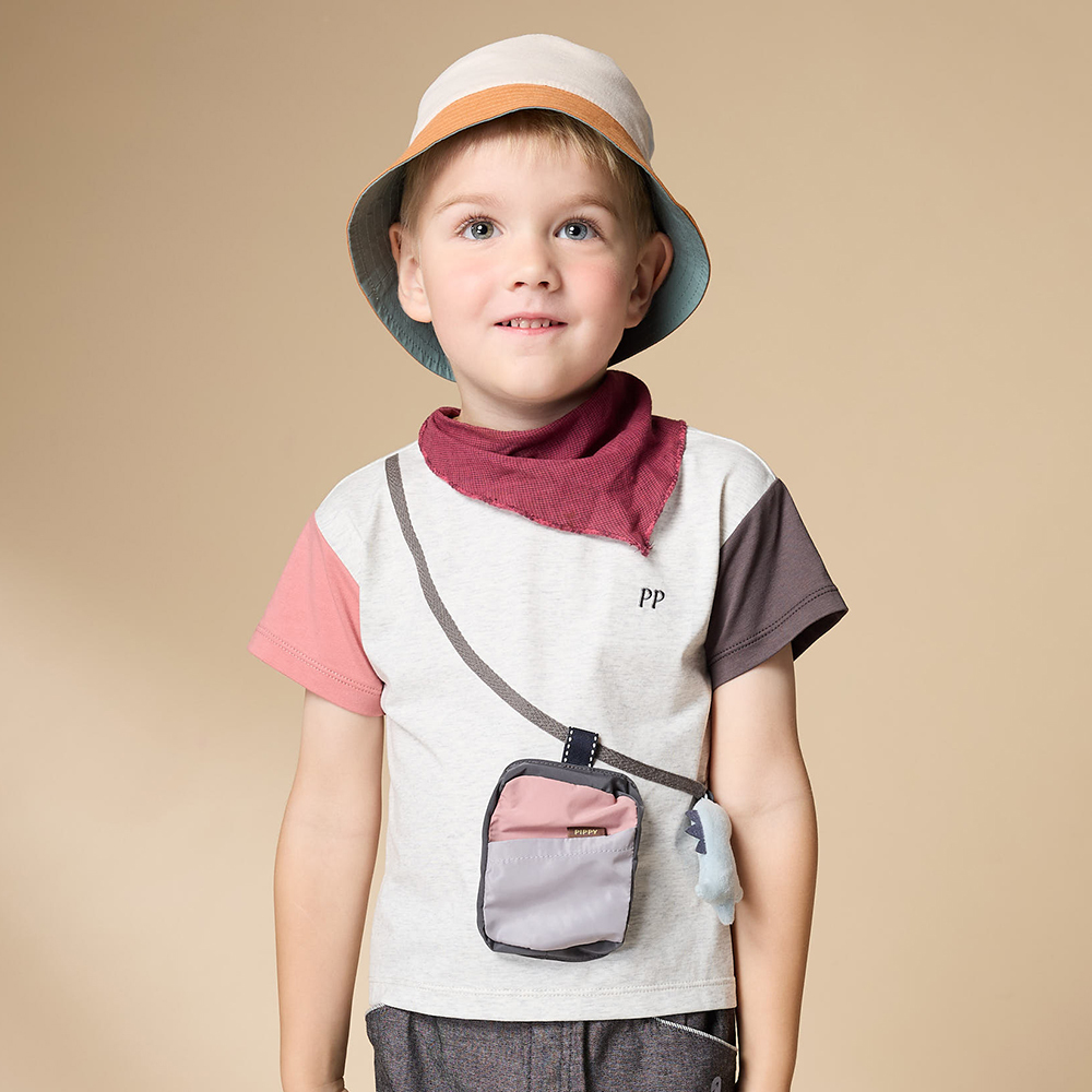 PIPPY 活潑跳色裝飾小包與立體恐龍吊飾圓領涼感短袖上衣 米白