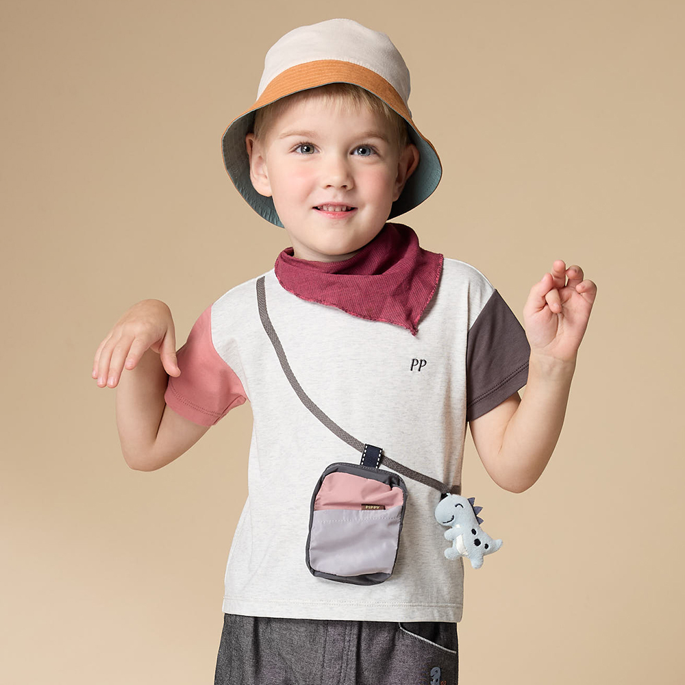 PIPPY 活潑跳色裝飾小包與立體恐龍吊飾圓領涼感短袖上衣 米白