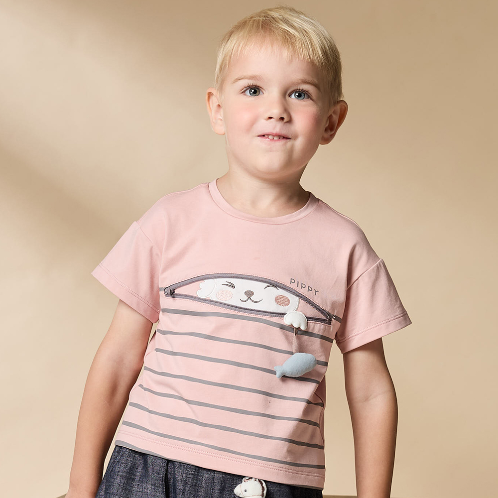 PIPPY 萌萌窺看小貓與立體小魚吊飾短袖圓領短袖上衣 粉