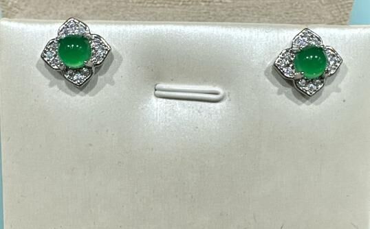 A19 5A級綠玉髓花花碎石耳釘 蛋面0.5cm