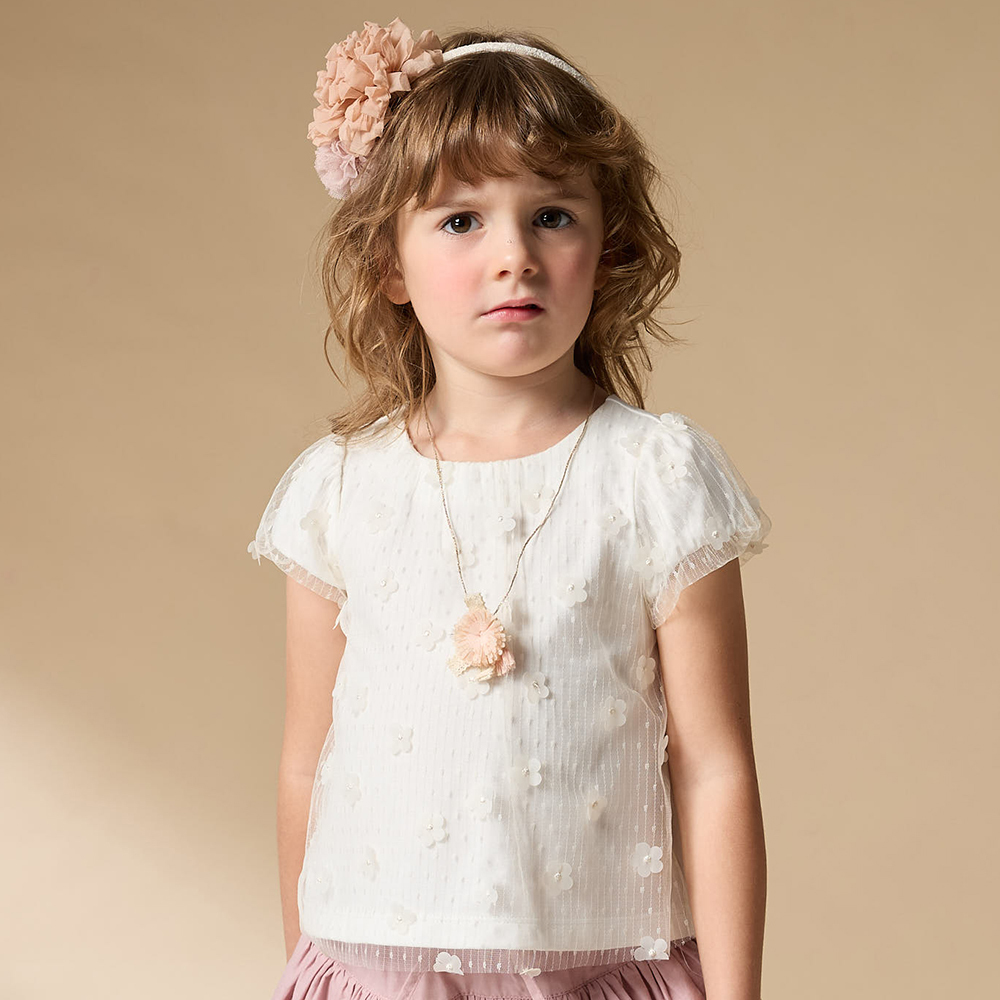 PIPPY 典雅立體花圓領短袖上衣 米白