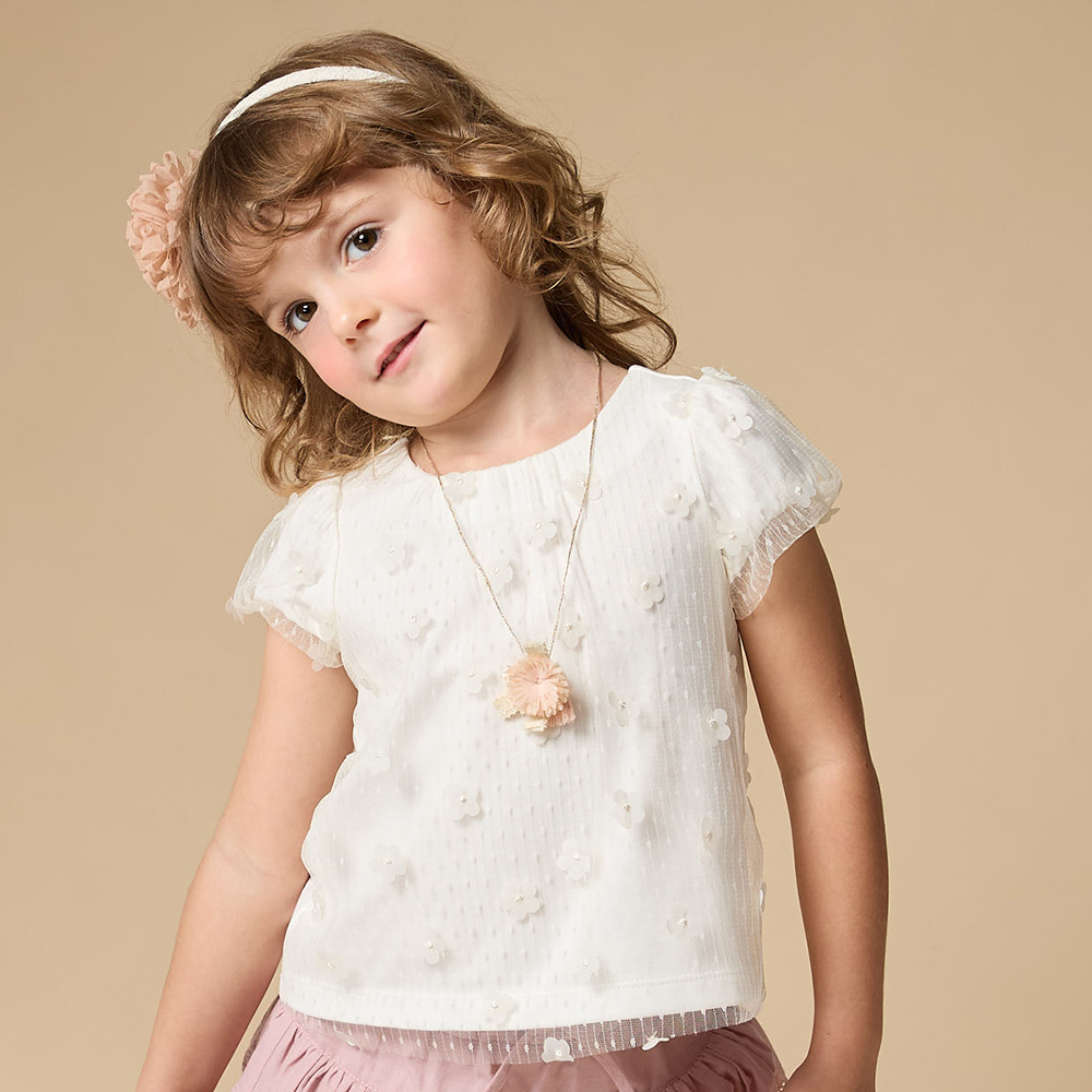 PIPPY 典雅立體花圓領短袖上衣 米白