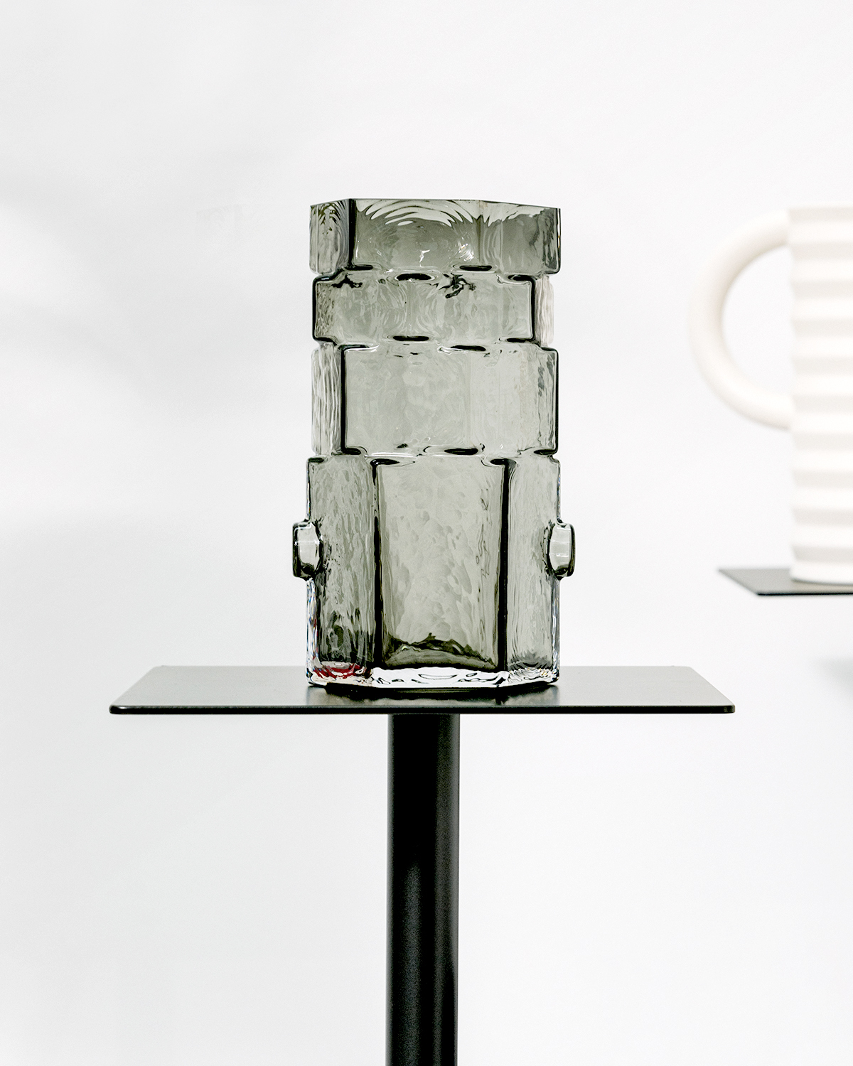 Areaware BZIPPY ，玻璃清透遇上 Brutalist 的剛硬線條，一件特殊的藝術擺件。