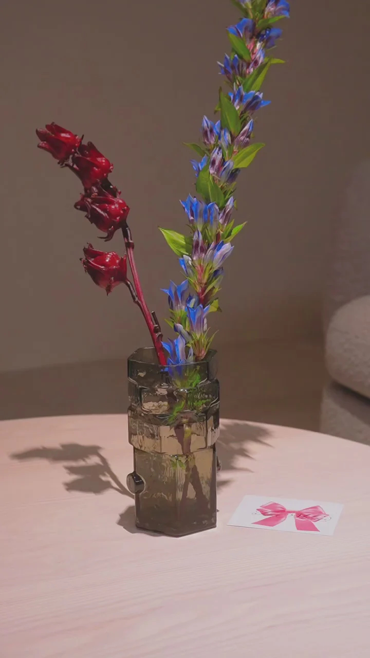 Areaware BZIPPY-六角花瓶，堆疊六邊形結構，延續品牌標誌性 Hex 花盆系列風格。