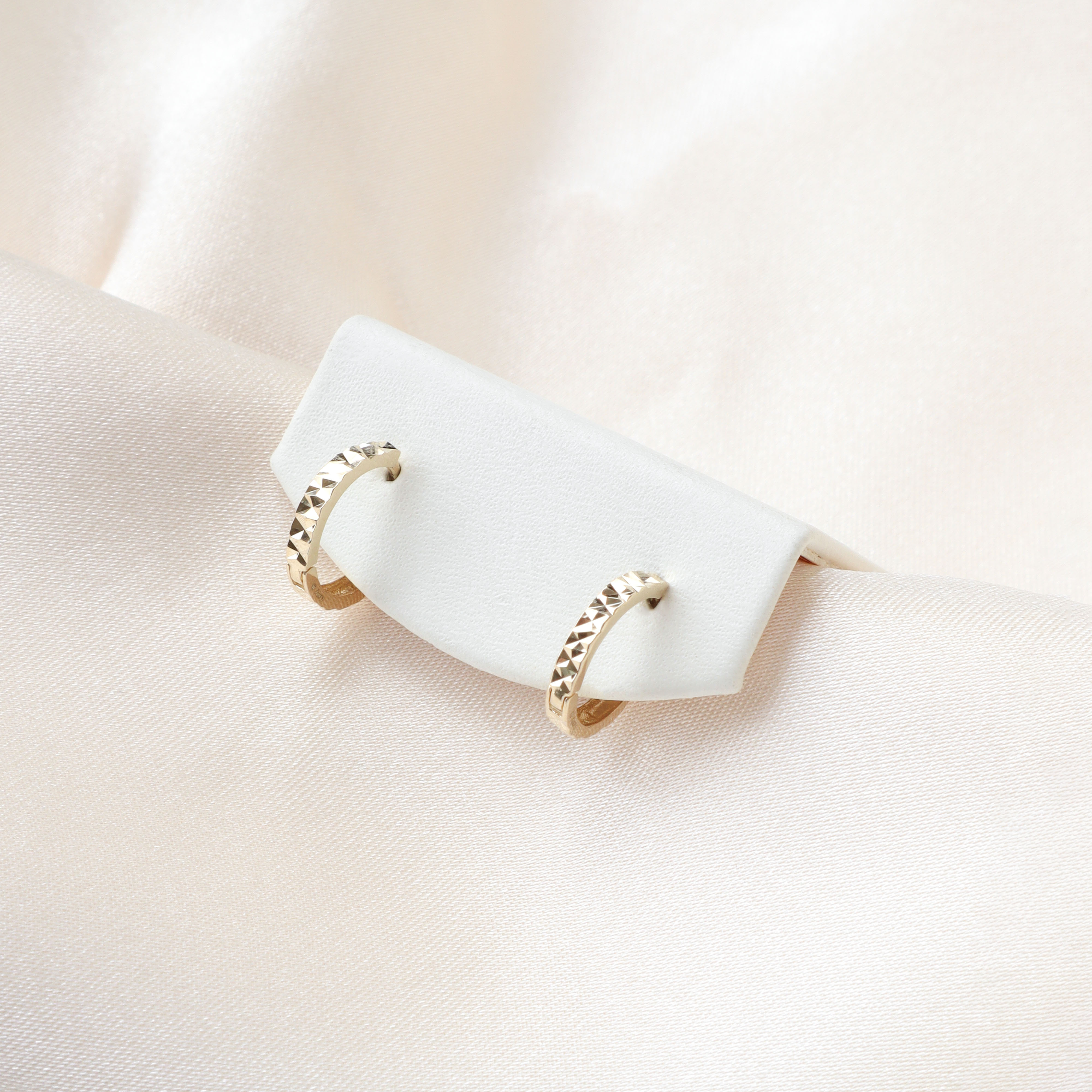 10K/菱格紋寬面圈式耳環