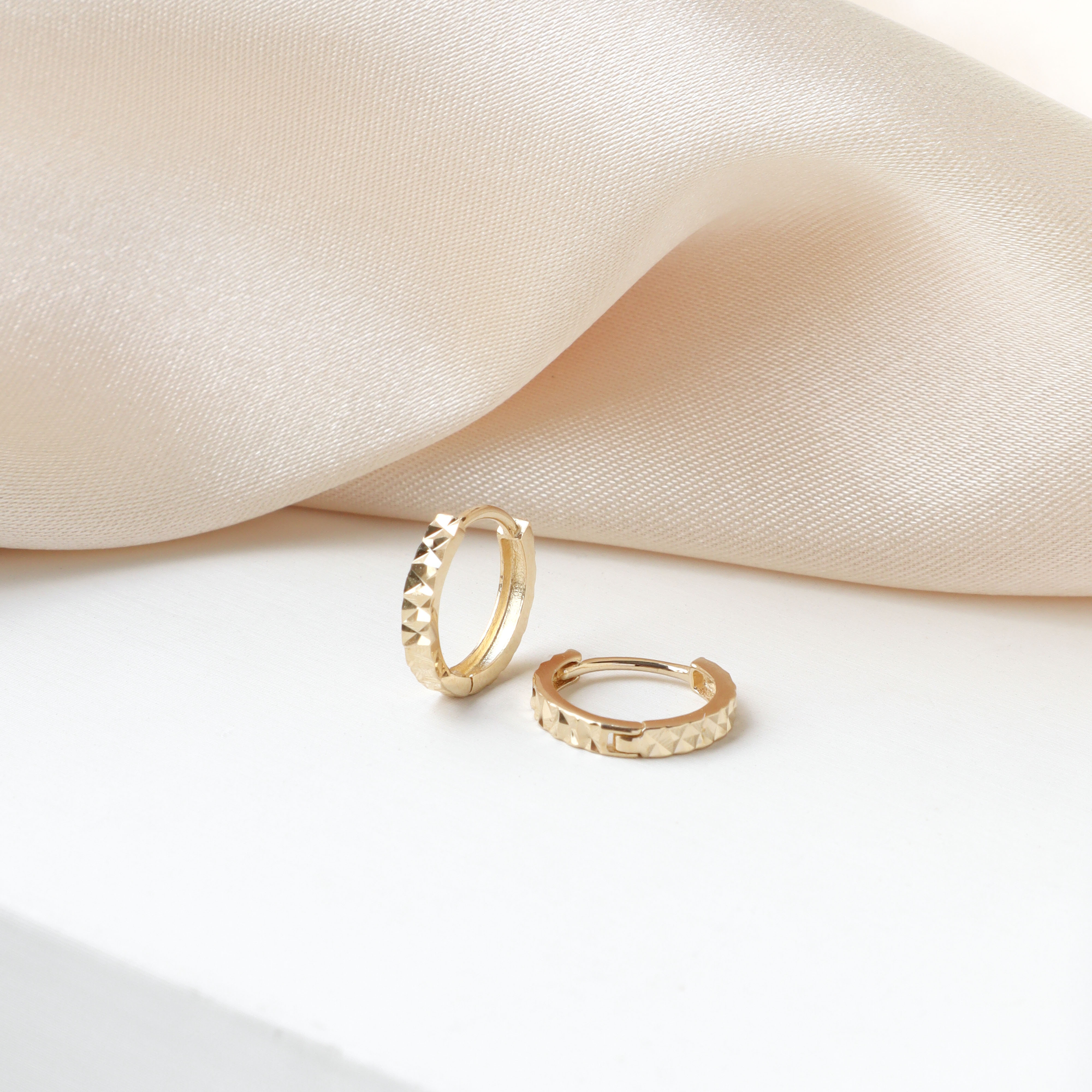 10K/菱格紋寬面圈式耳環