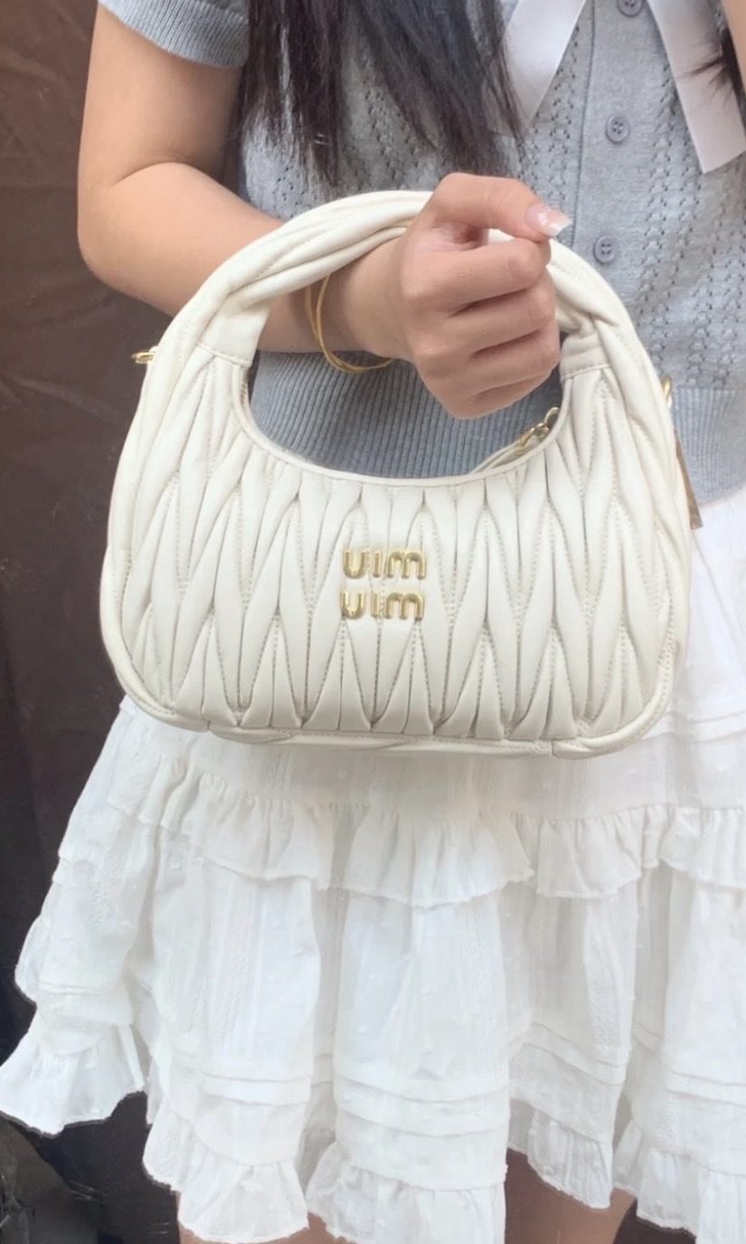 MiuMiu Wander Matelassé 納帕皮革半月形手袋