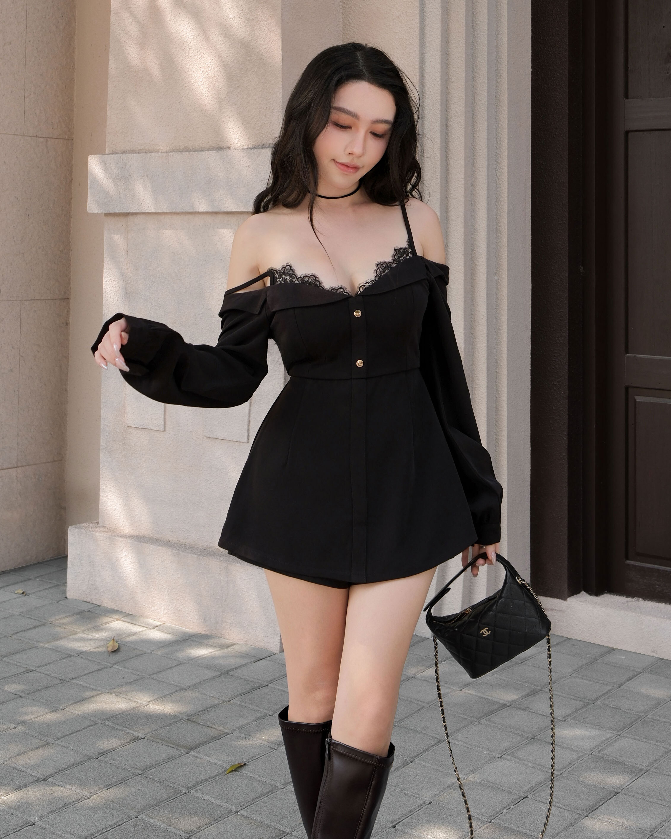 限量-質感細肩蕾絲一字領連身短褲