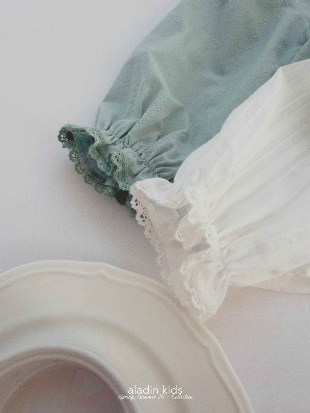 正韓春Aladin 兩色點綴浪漫上衣