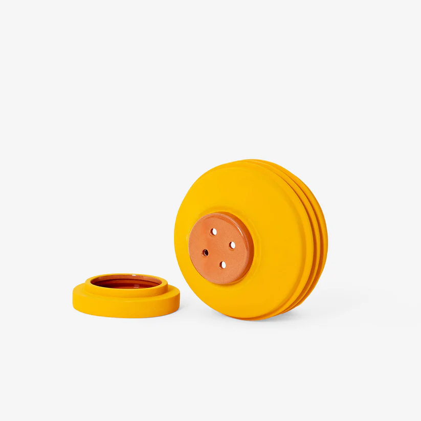 strata plant ，由一系列層疊堆疊的造型構成，巧妙地將一個小碟子隱藏其中。