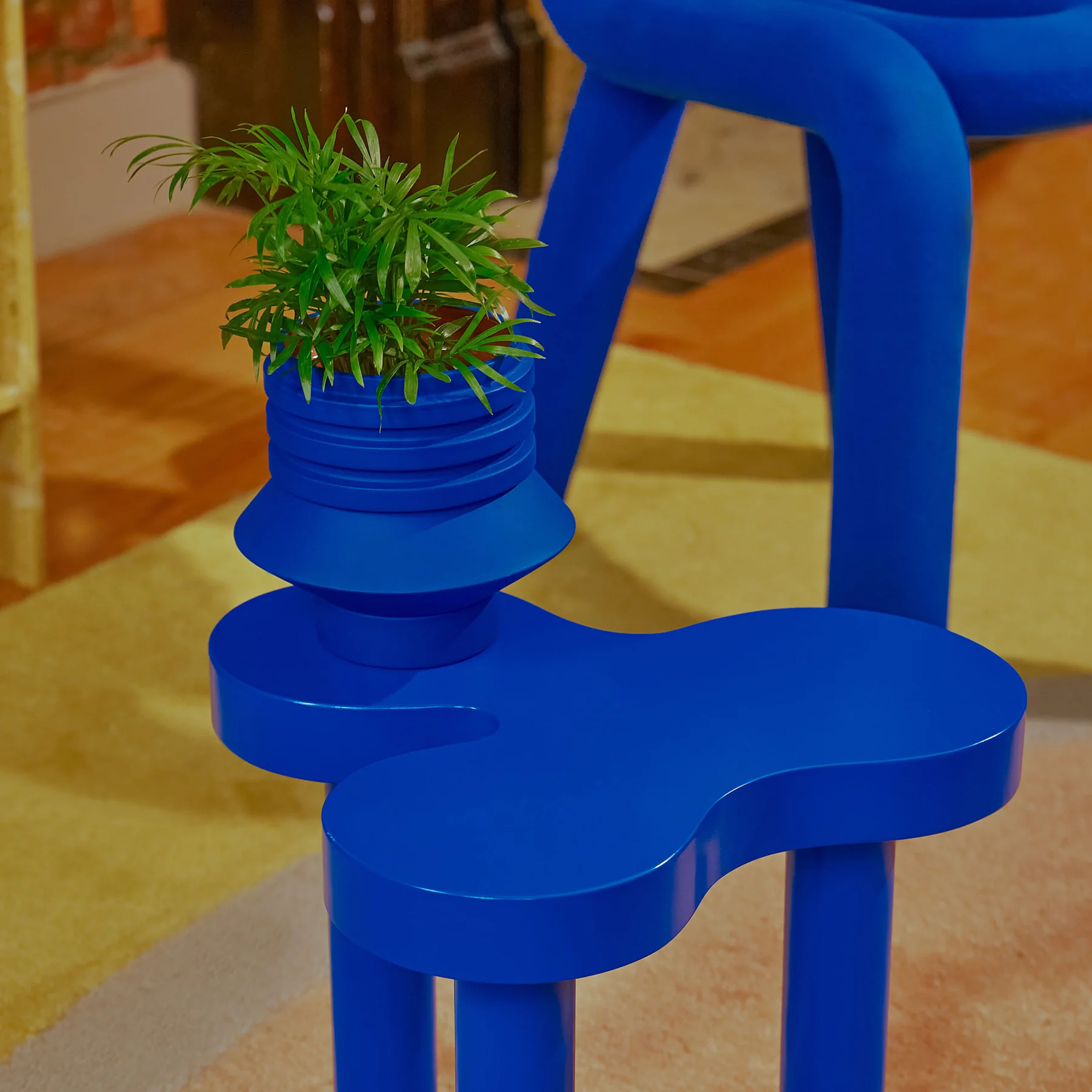 strata plant ，從豐富的雕塑文化中汲取養分，希望創造出能賦予空間自信和獨特力量的設計。