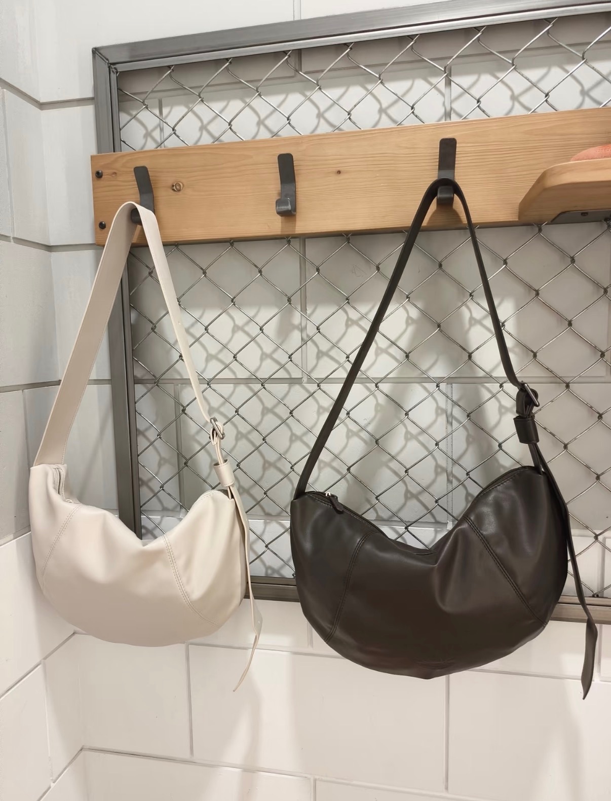 【隨時截單！限時優惠預訂】ADIDAS 軟熟仿皮半月袋（2色）